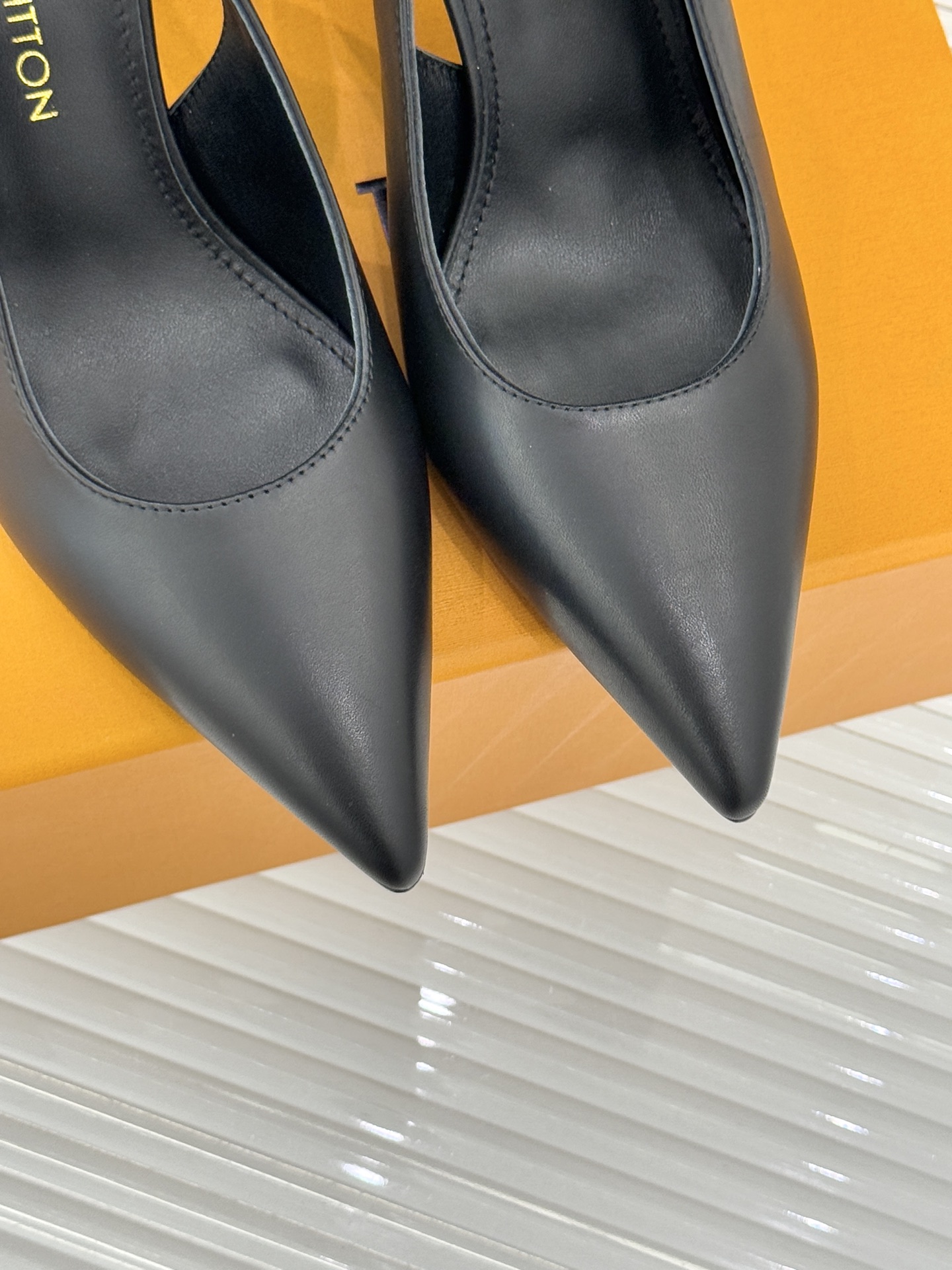 驴牌25WF秋冬新品老花尖头后空高跟凉鞋感受先锋设计与经典格调的激情碰撞让足下生风 成为街头焦点。经典老