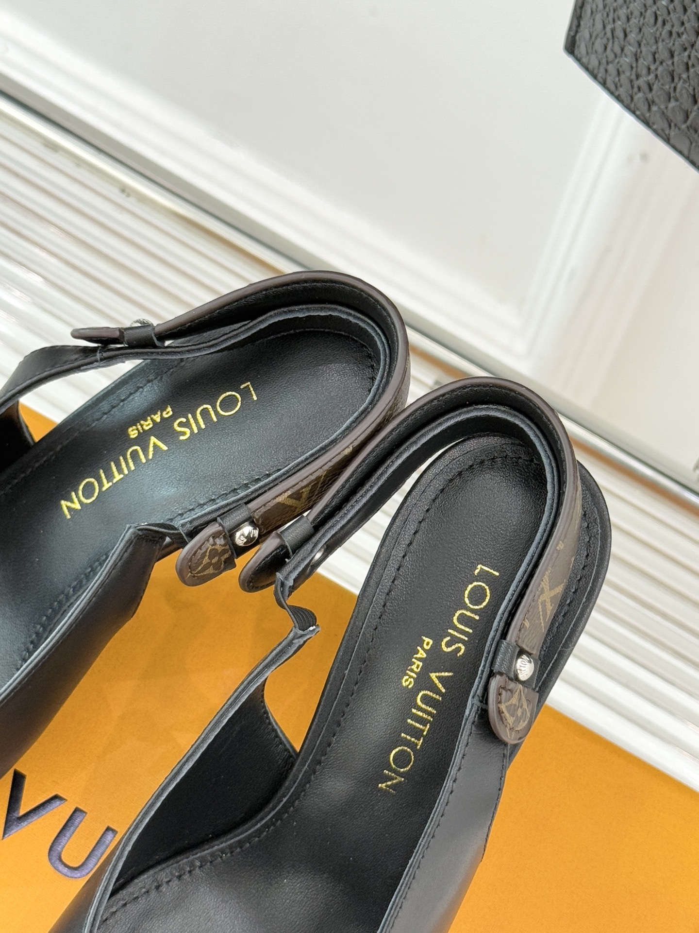 驴牌25WF秋冬新品老花尖头后空高跟凉鞋感受先锋设计与经典格调的激情碰撞让足下生风 成为街头焦点。经典老