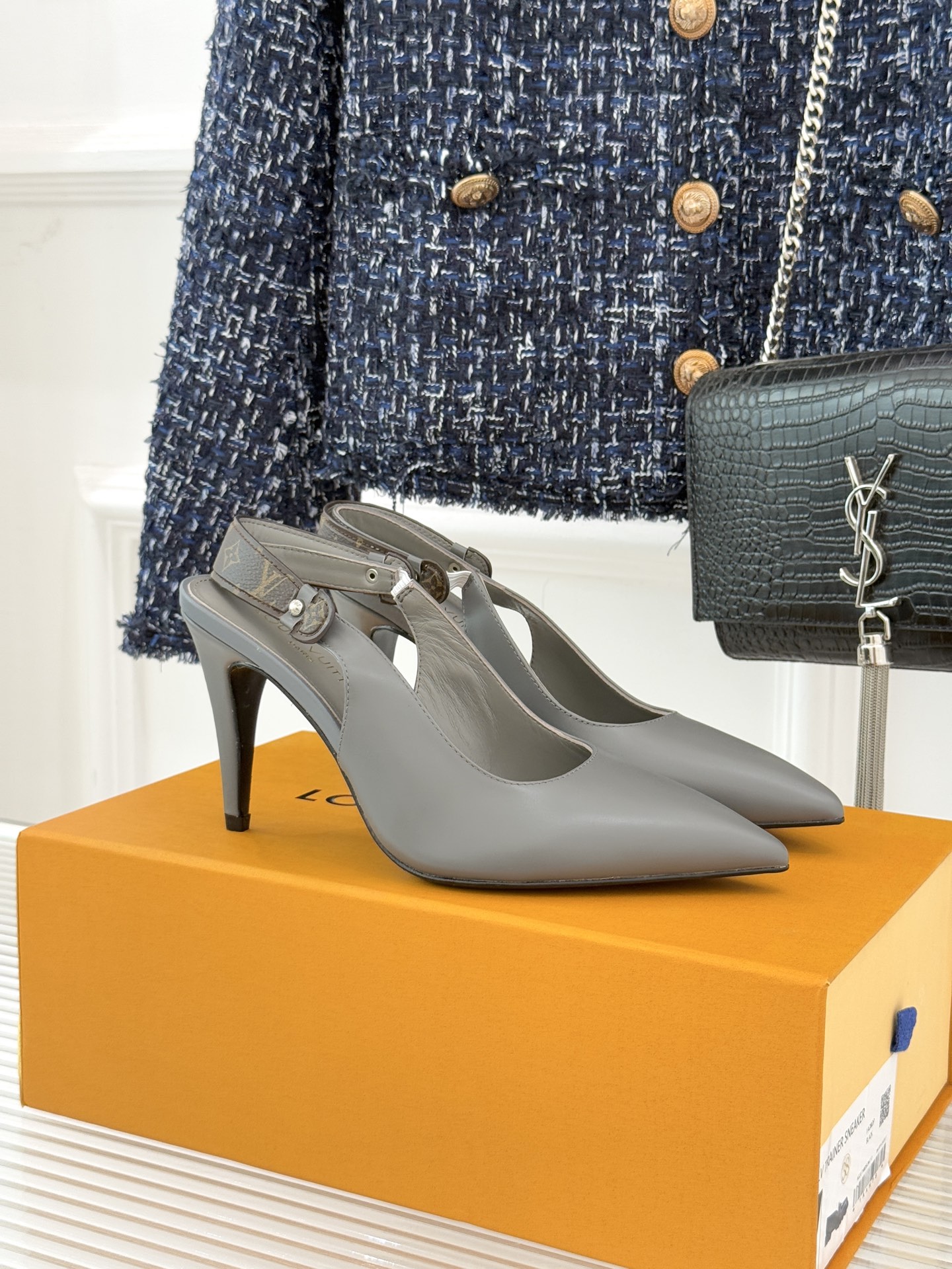 驴牌25WF秋冬新品老花尖头后空高跟凉鞋感受先锋设计与经典格调的激情碰撞让足下生风 成为街头焦点。经典老