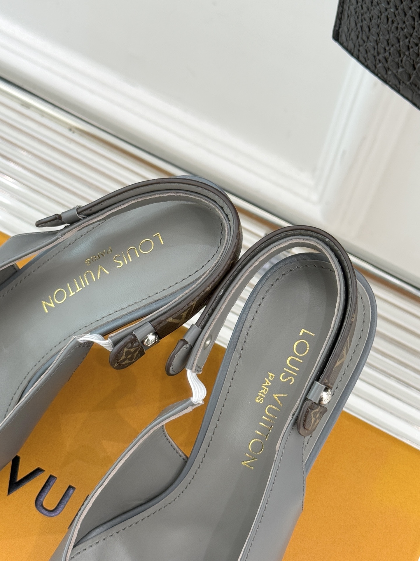 驴牌25WF秋冬新品老花尖头后空高跟凉鞋感受先锋设计与经典格调的激情碰撞让足下生风 成为街头焦点。经典老