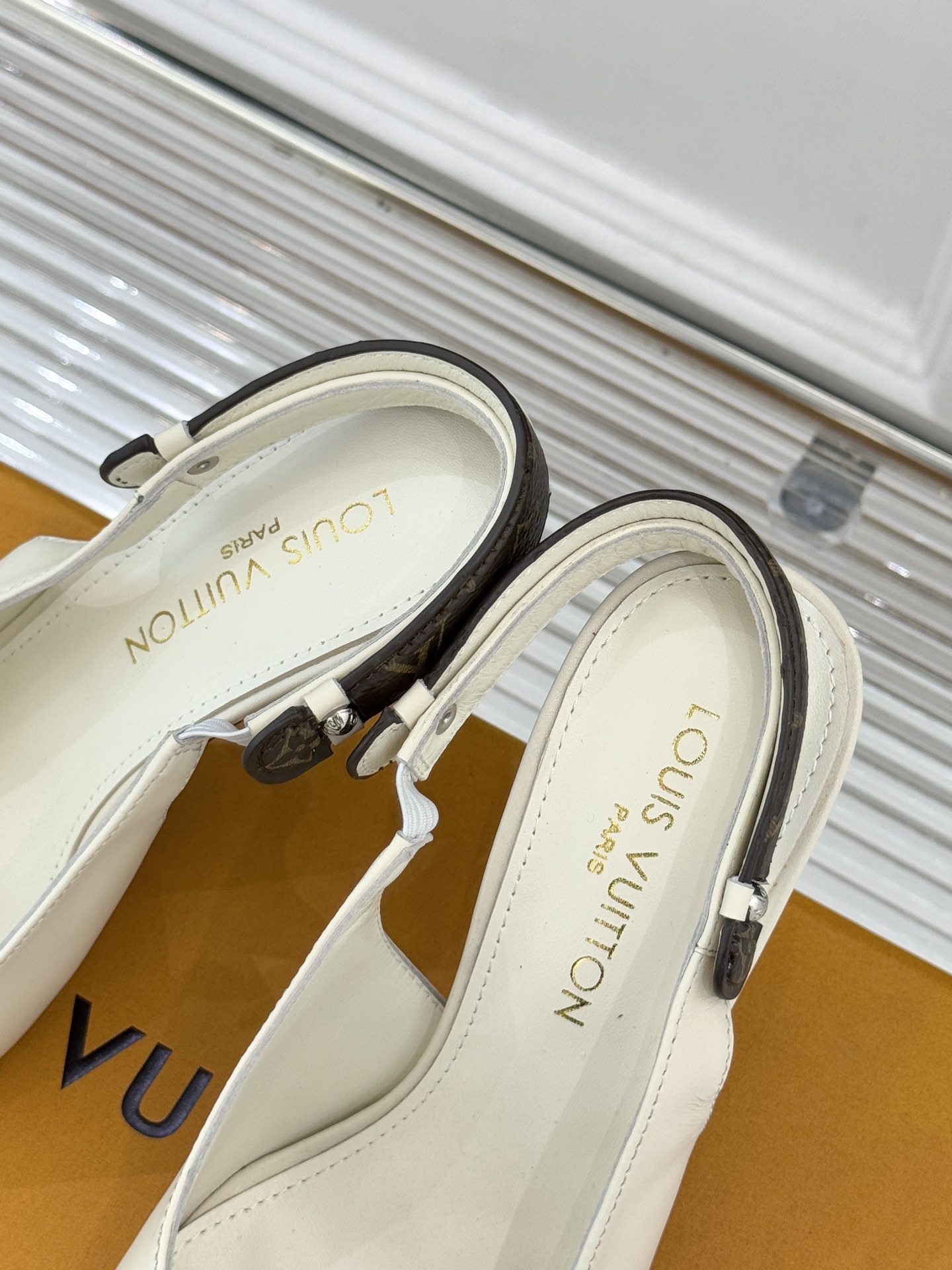 驴牌25WF秋冬新品老花尖头后空高跟凉鞋感受先锋设计与经典格调的激情碰撞让足下生风 成为街头焦点。经典老