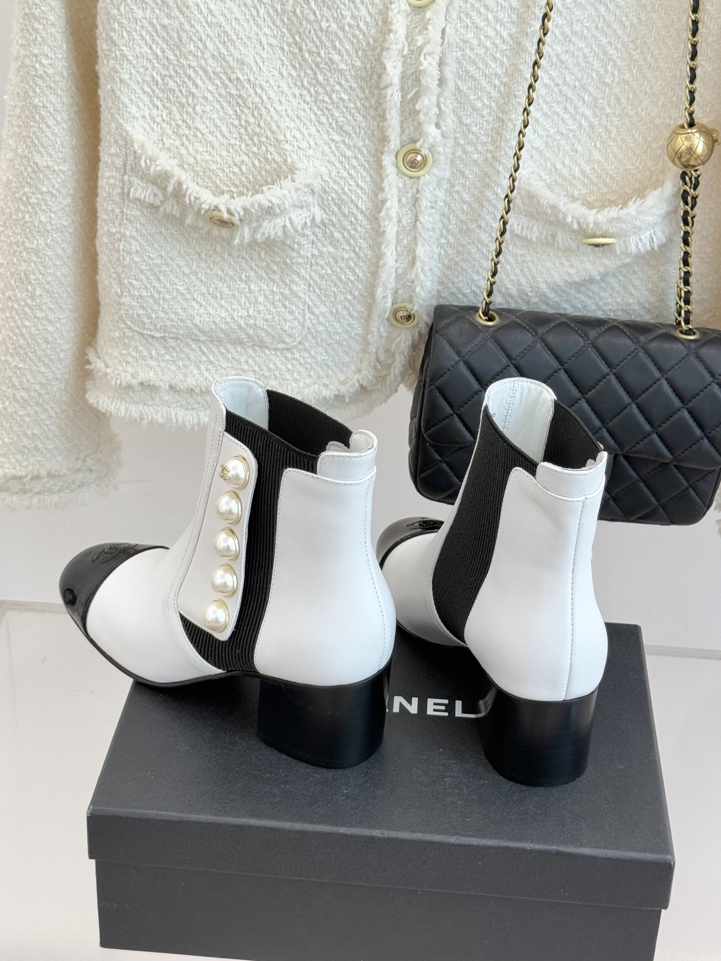 CHANE*｜小香经典拼色双C珍珠拼色粗跟切尔西短靴当切尔西靴的利落廓形邂逅小香经典符号这双短靴以细节巧