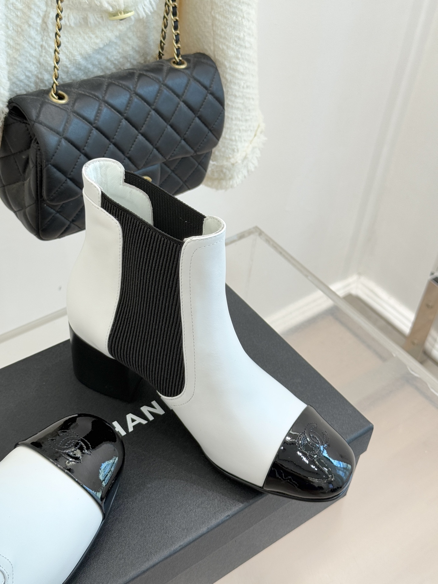 CHANE*｜小香经典拼色双C珍珠拼色粗跟切尔西短靴当切尔西靴的利落廓形邂逅小香经典符号这双短靴以细节巧