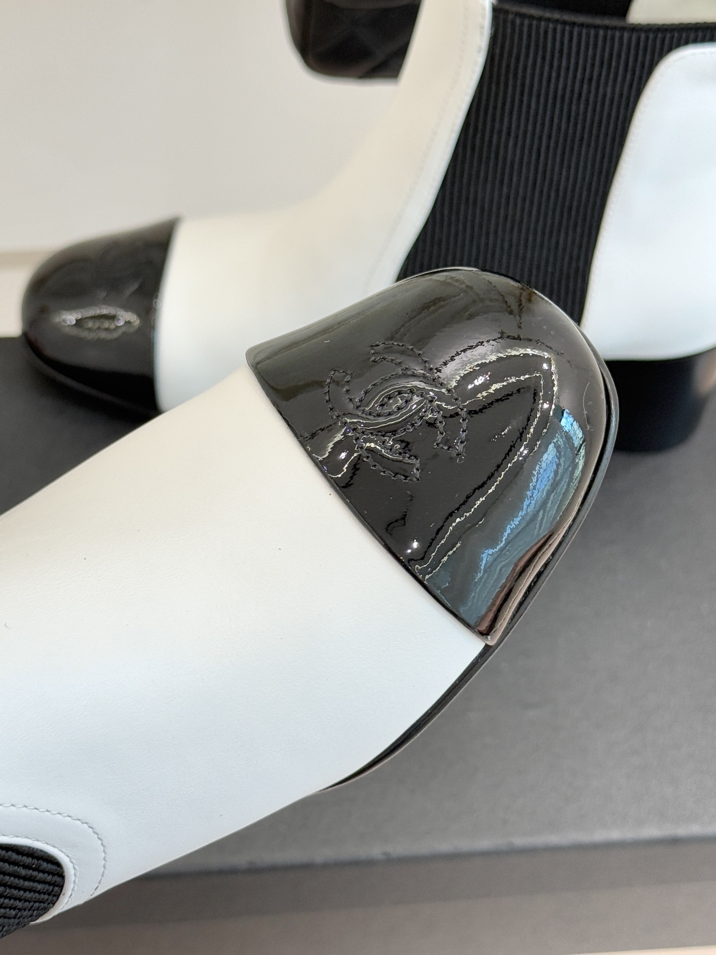 CHANE*｜小香经典拼色双C珍珠拼色粗跟切尔西短靴当切尔西靴的利落廓形邂逅小香经典符号这双短靴以细节巧