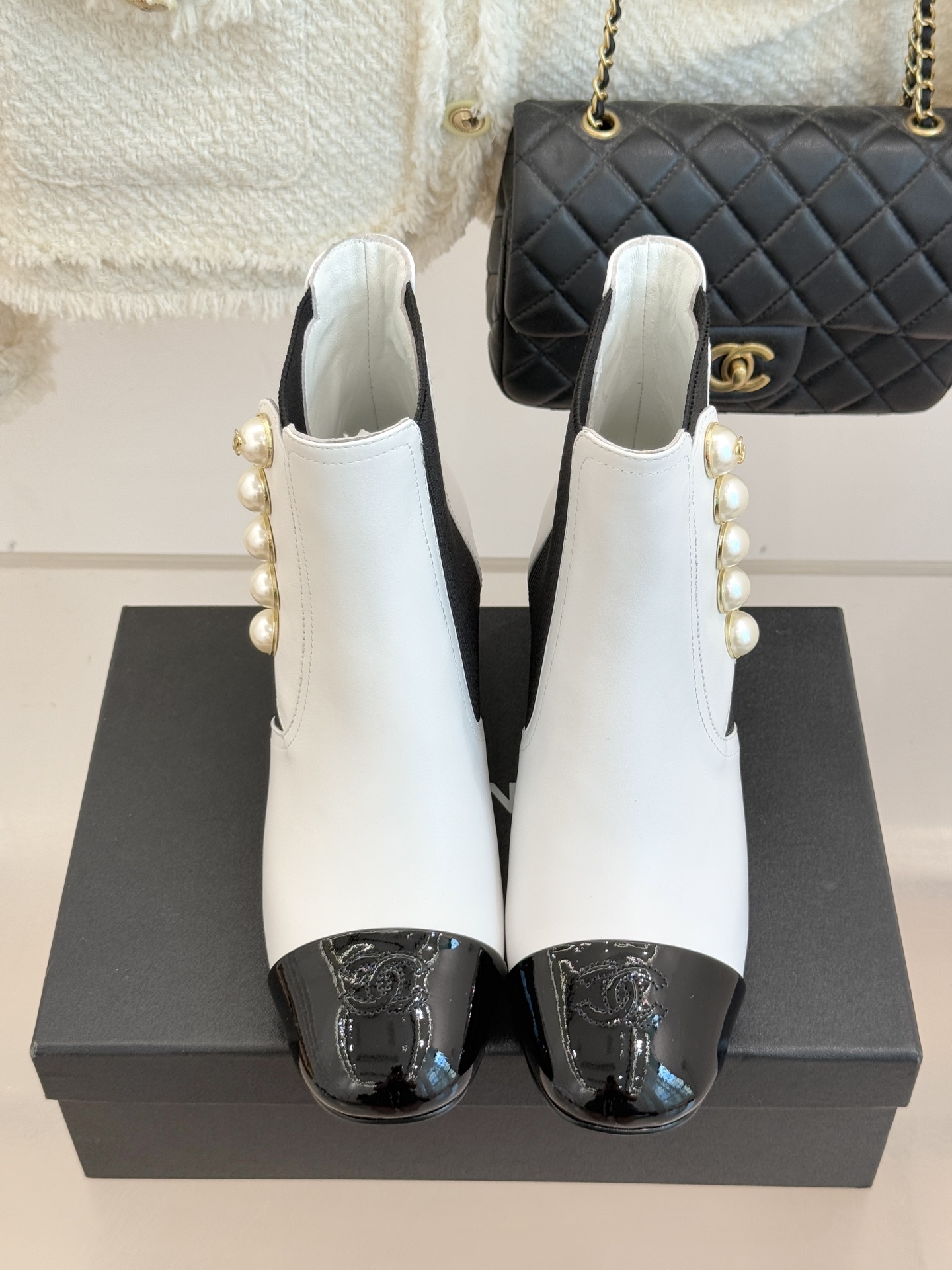 CHANE*｜小香经典拼色双C珍珠拼色粗跟切尔西短靴当切尔西靴的利落廓形邂逅小香经典符号这双短靴以细节巧