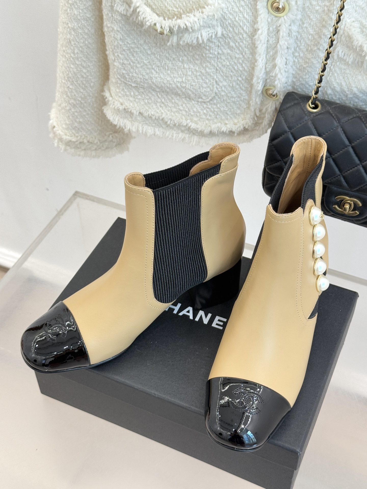 CHANE*｜小香经典拼色双C珍珠拼色粗跟切尔西短靴当切尔西靴的利落廓形邂逅小香经典符号这双短靴以细节巧