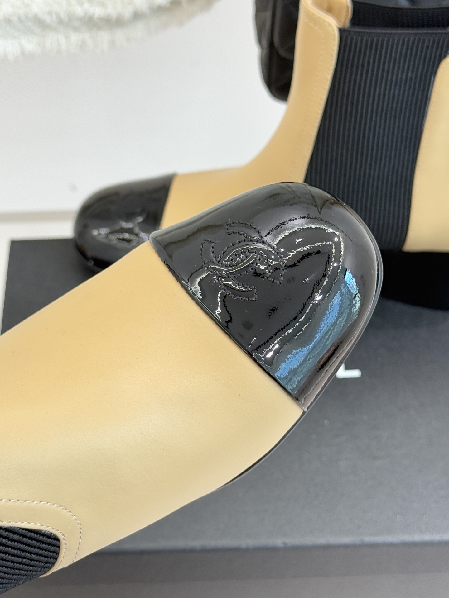 CHANE*｜小香经典拼色双C珍珠拼色粗跟切尔西短靴当切尔西靴的利落廓形邂逅小香经典符号这双短靴以细节巧