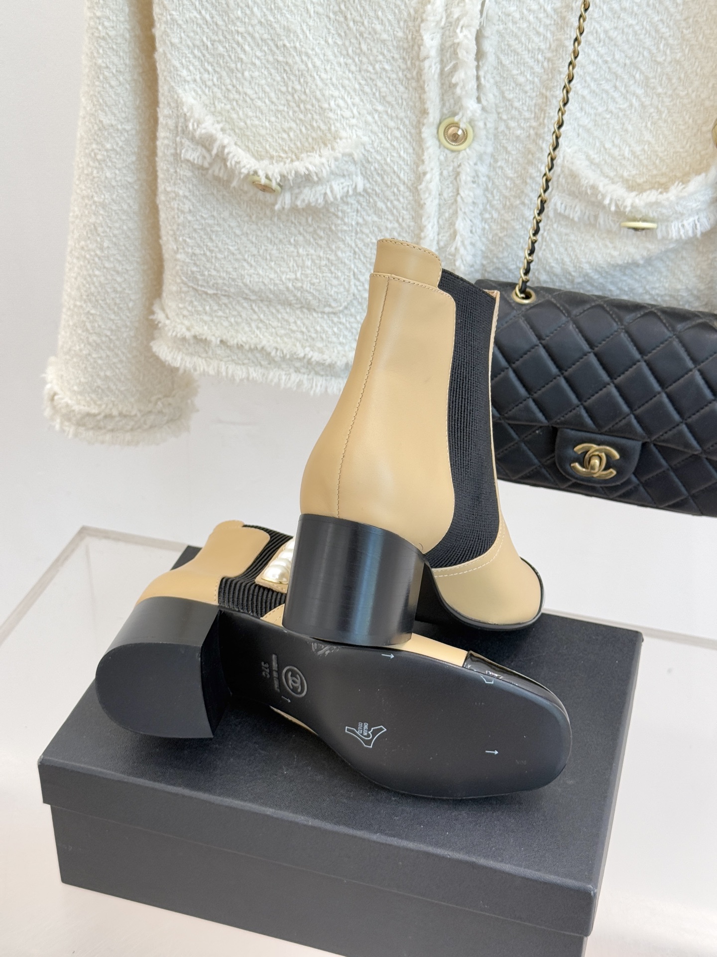 CHANE*｜小香经典拼色双C珍珠拼色粗跟切尔西短靴当切尔西靴的利落廓形邂逅小香经典符号这双短靴以细节巧