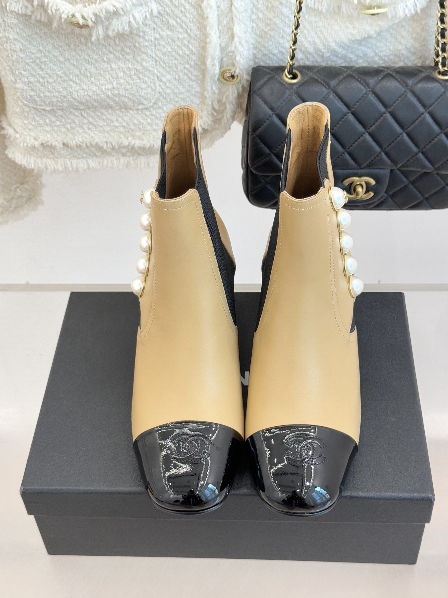 CHANE*｜小香经典拼色双C珍珠拼色粗跟切尔西短靴当切尔西靴的利落廓形邂逅小香经典符号这双短靴以细节巧