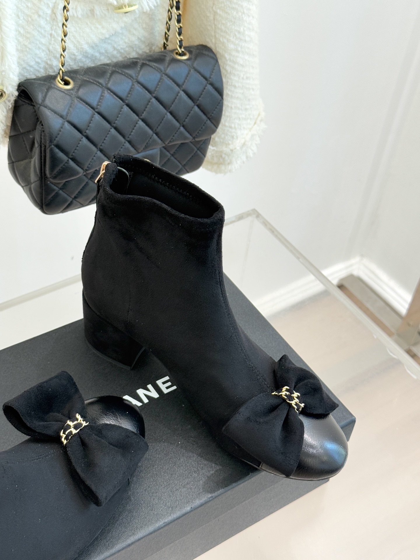 CHANE*｜小香 25K蝴蝶结链条拼色粗跟弹力靴当巴黎的浪漫基因邂逅现代锋芒这款短靴以标志性元素重构优