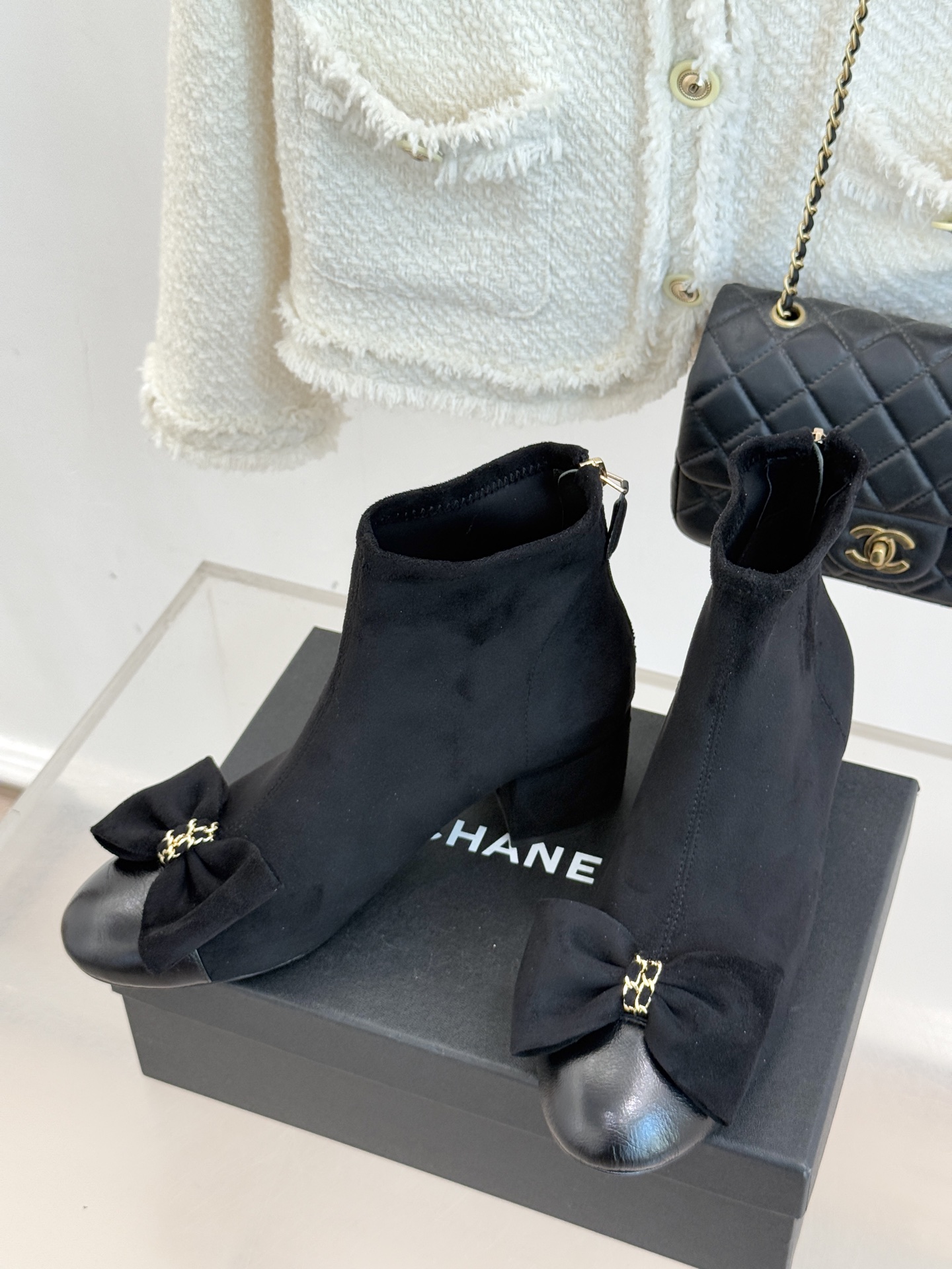 CHANE*｜小香 25K蝴蝶结链条拼色粗跟弹力靴当巴黎的浪漫基因邂逅现代锋芒这款短靴以标志性元素重构优