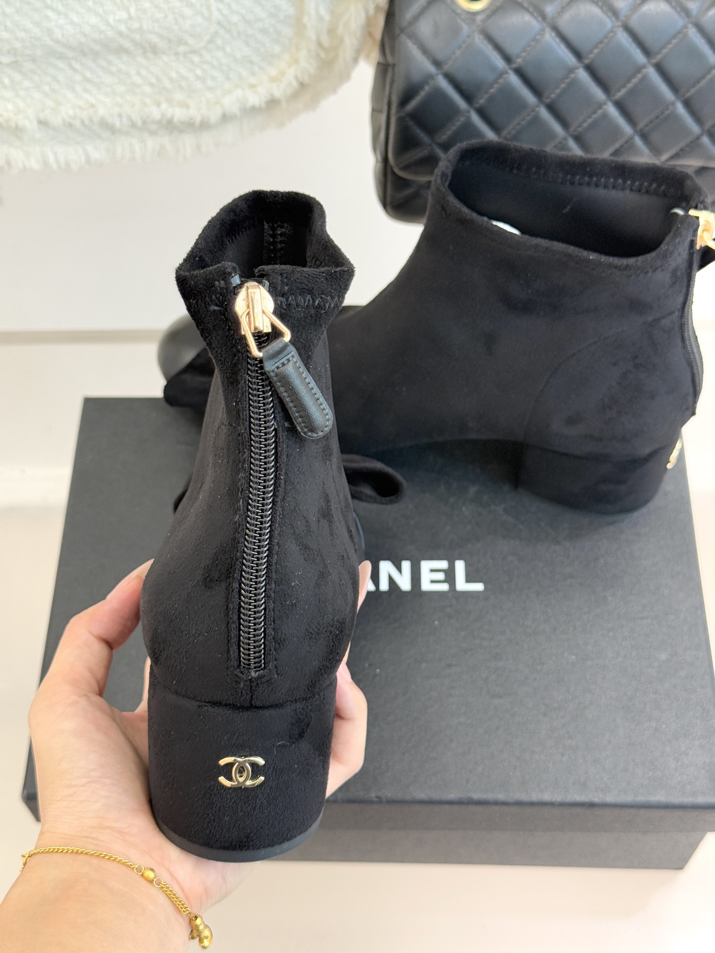 CHANE*｜小香 25K蝴蝶结链条拼色粗跟弹力靴当巴黎的浪漫基因邂逅现代锋芒这款短靴以标志性元素重构优