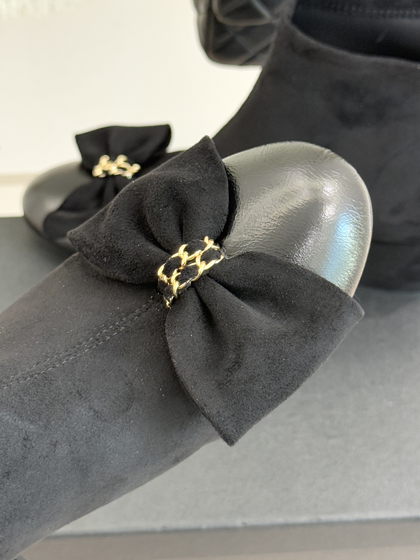 CHANE*｜小香 25K蝴蝶结链条拼色粗跟弹力靴当巴黎的浪漫基因邂逅现代锋芒这款短靴以标志性元素重构优