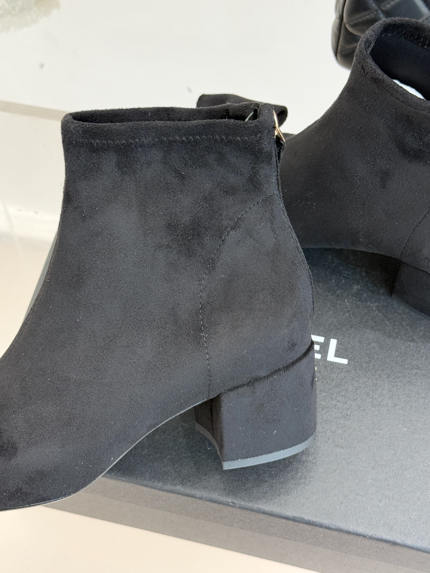 CHANE*｜小香 25K蝴蝶结链条拼色粗跟弹力靴当巴黎的浪漫基因邂逅现代锋芒这款短靴以标志性元素重构优