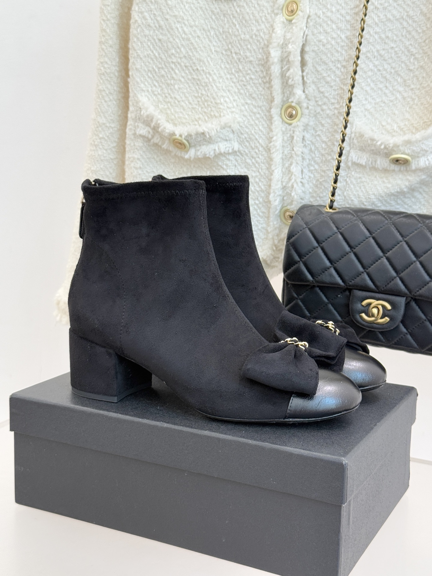 CHANE*｜小香 25K蝴蝶结链条拼色粗跟弹力靴当巴黎的浪漫基因邂逅现代锋芒这款短靴以标志性元素重构优