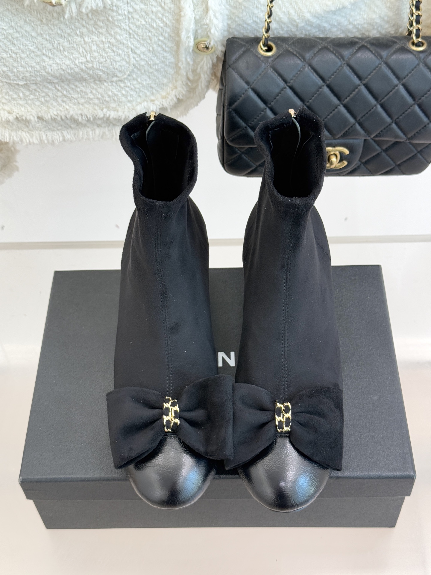 CHANE*｜小香 25K蝴蝶结链条拼色粗跟弹力靴当巴黎的浪漫基因邂逅现代锋芒这款短靴以标志性元素重构优