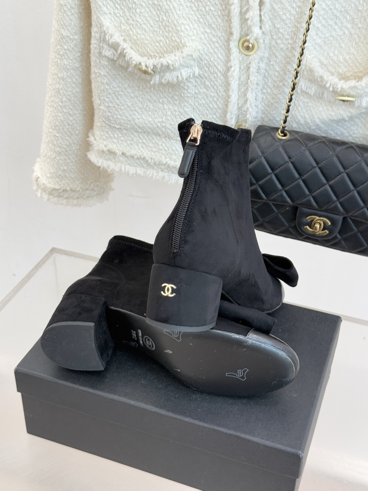 CHANE*｜小香 25K蝴蝶结链条拼色粗跟弹力靴当巴黎的浪漫基因邂逅现代锋芒这款短靴以标志性元素重构优