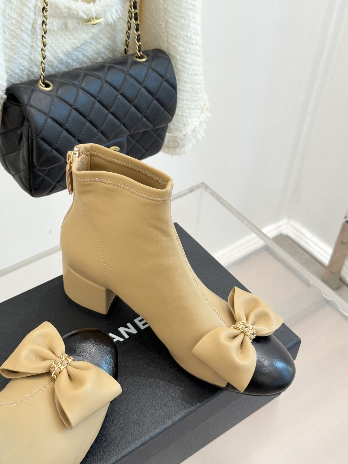 CHANE*｜小香 25K蝴蝶结链条拼色粗跟弹力靴当巴黎的浪漫基因邂逅现代锋芒这款短靴以标志性元素重构优