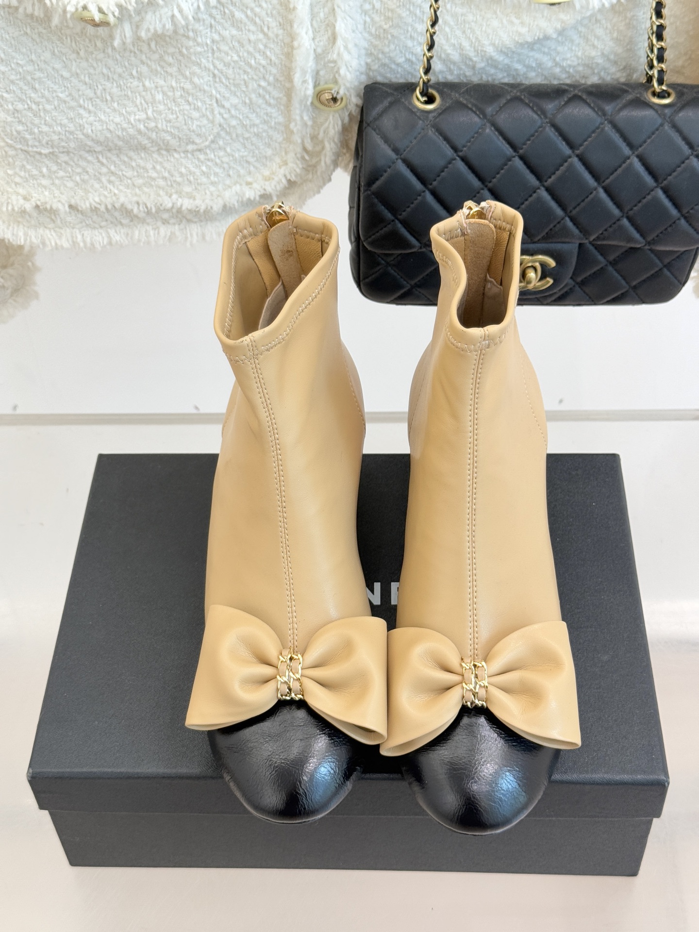 CHANE*｜小香 25K蝴蝶结链条拼色粗跟弹力靴当巴黎的浪漫基因邂逅现代锋芒这款短靴以标志性元素重构优