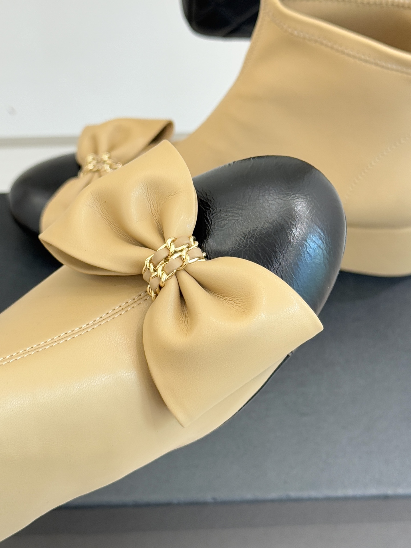 CHANE*｜小香 25K蝴蝶结链条拼色粗跟弹力靴当巴黎的浪漫基因邂逅现代锋芒这款短靴以标志性元素重构优