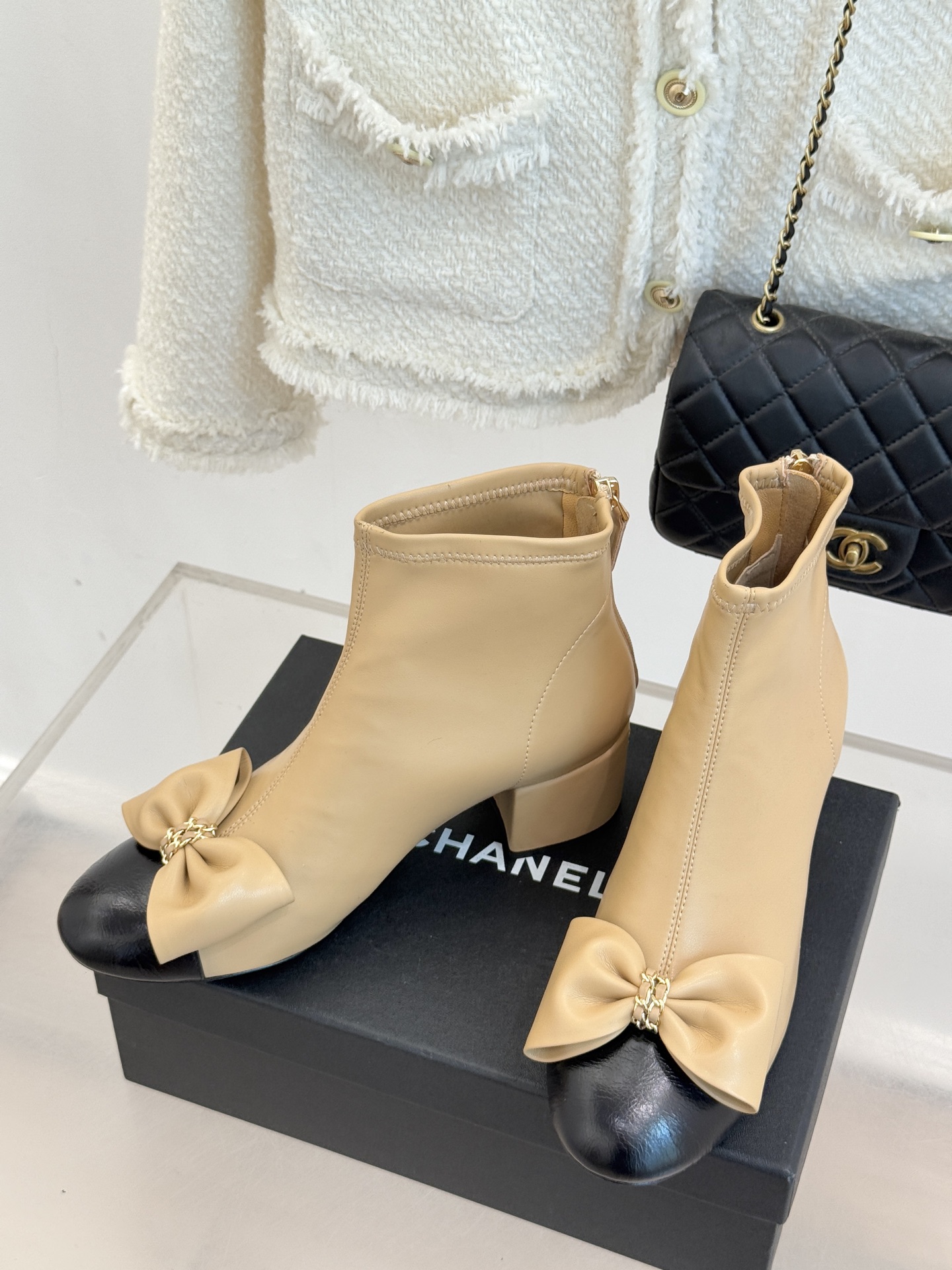 CHANE*｜小香 25K蝴蝶结链条拼色粗跟弹力靴当巴黎的浪漫基因邂逅现代锋芒这款短靴以标志性元素重构优