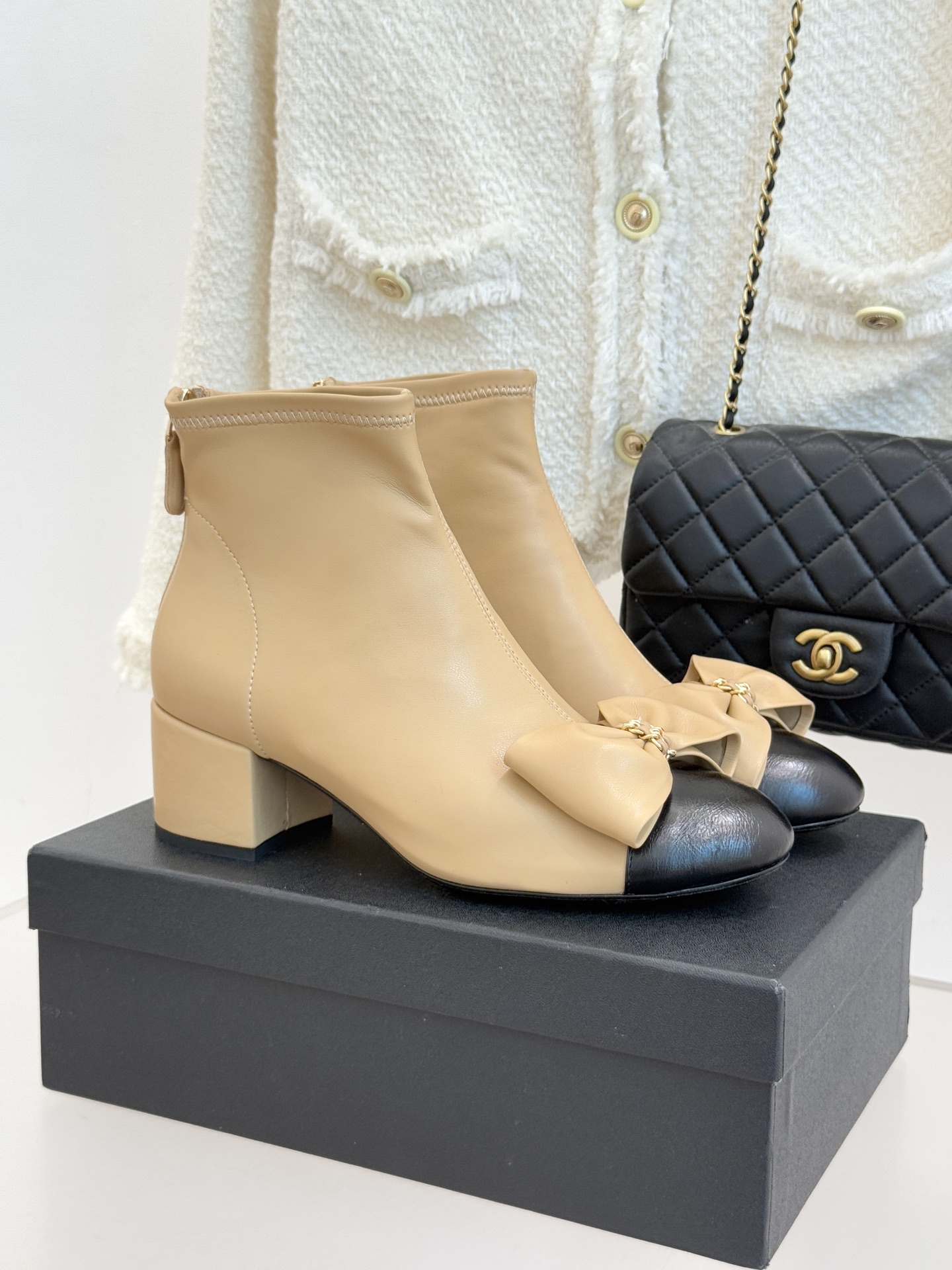 CHANE*｜小香 25K蝴蝶结链条拼色粗跟弹力靴当巴黎的浪漫基因邂逅现代锋芒这款短靴以标志性元素重构优