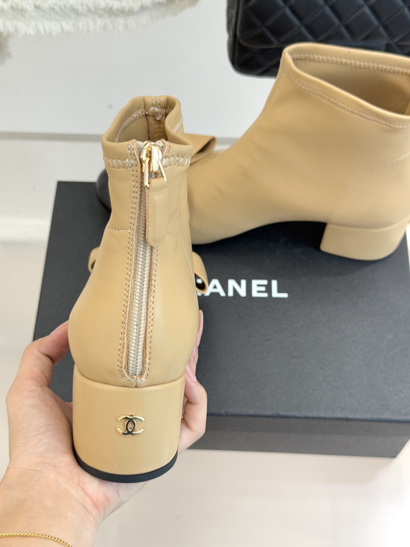 CHANE*｜小香 25K蝴蝶结链条拼色粗跟弹力靴当巴黎的浪漫基因邂逅现代锋芒这款短靴以标志性元素重构优