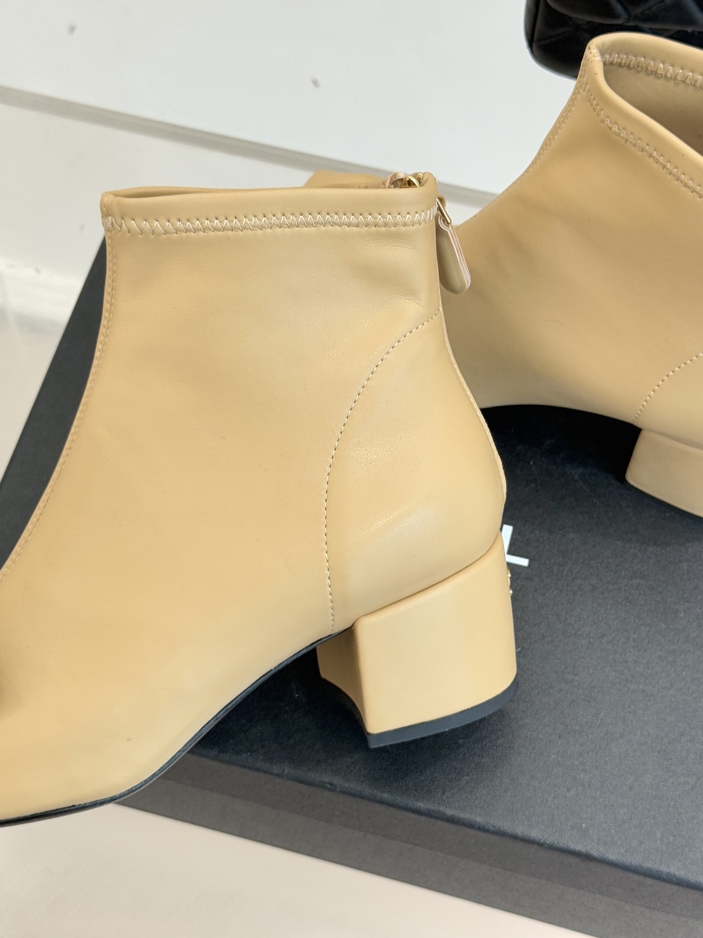 CHANE*｜小香 25K蝴蝶结链条拼色粗跟弹力靴当巴黎的浪漫基因邂逅现代锋芒这款短靴以标志性元素重构优