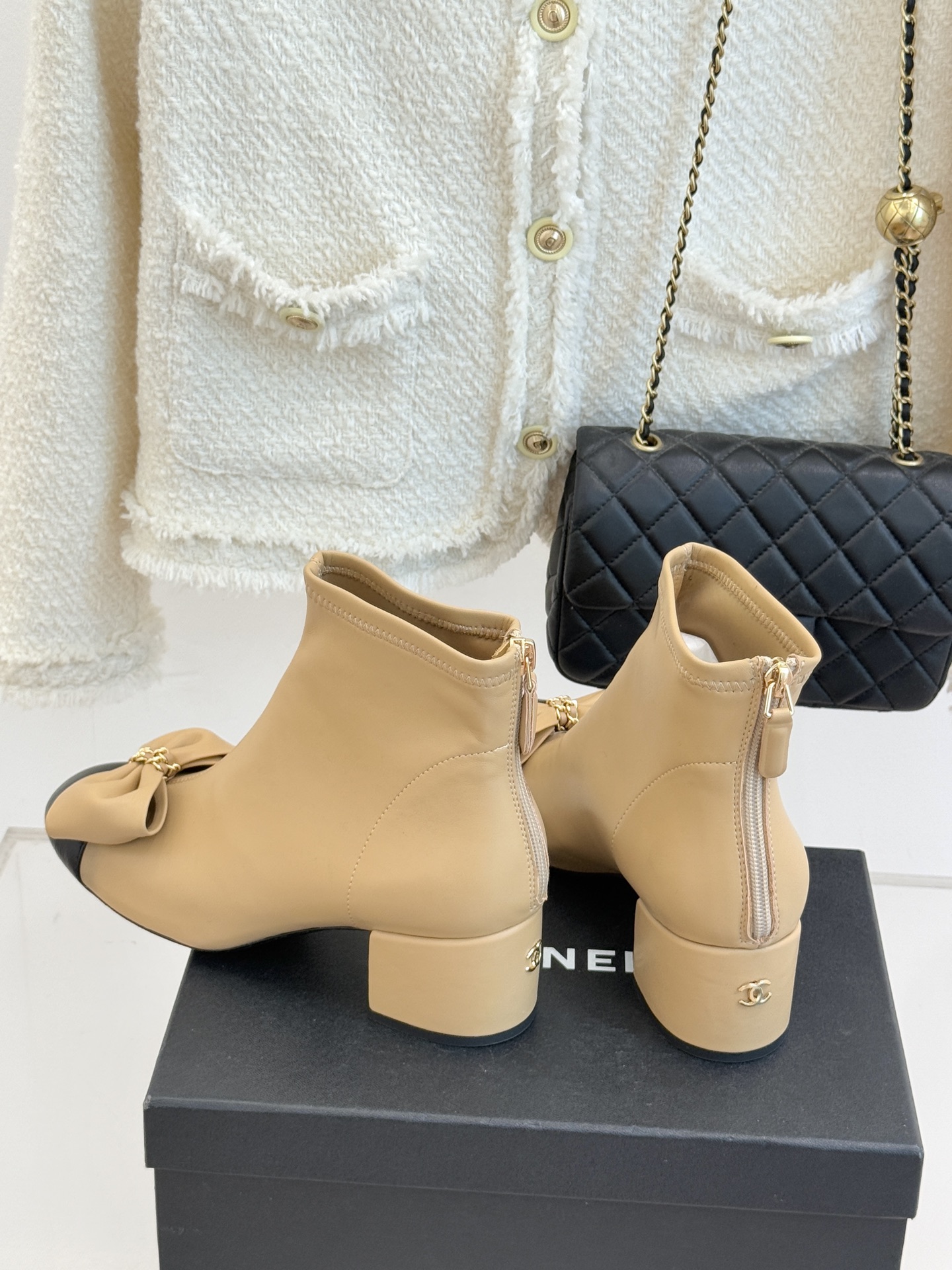 CHANE*｜小香 25K蝴蝶结链条拼色粗跟弹力靴当巴黎的浪漫基因邂逅现代锋芒这款短靴以标志性元素重构优