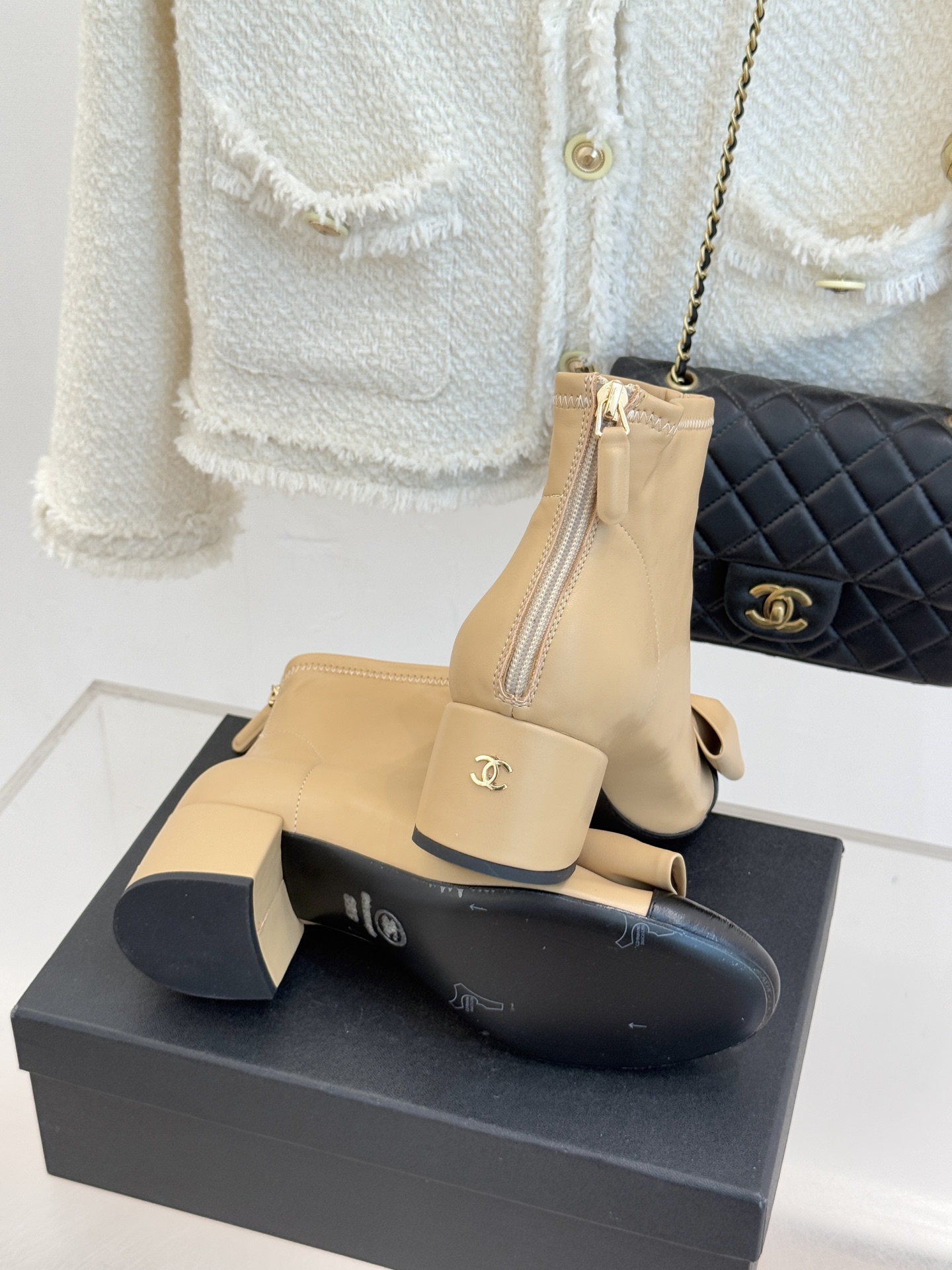 CHANE*｜小香 25K蝴蝶结链条拼色粗跟弹力靴当巴黎的浪漫基因邂逅现代锋芒这款短靴以标志性元素重构优