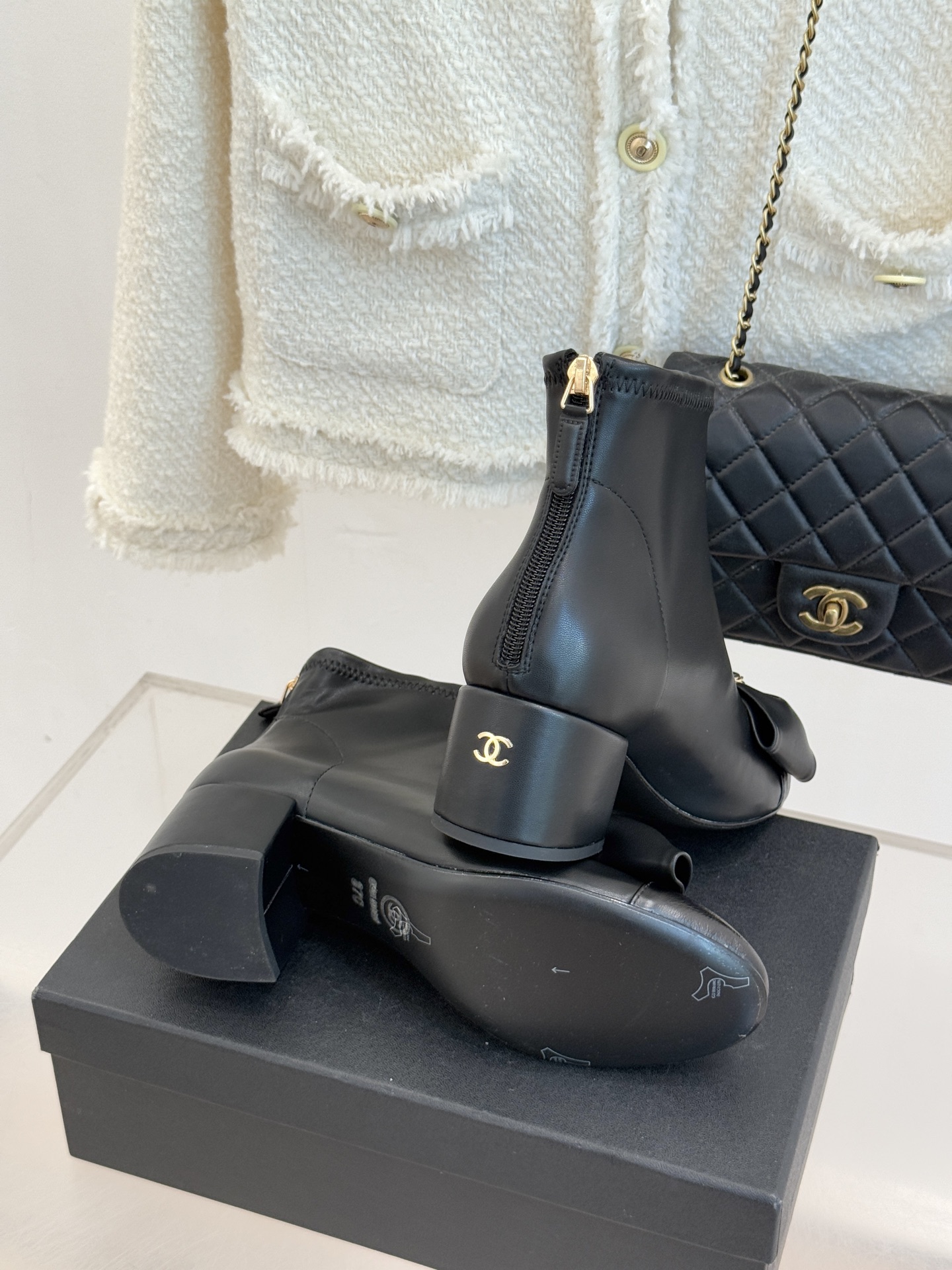 CHANE*｜小香 25K蝴蝶结链条拼色粗跟弹力靴当巴黎的浪漫基因邂逅现代锋芒这款短靴以标志性元素重构优