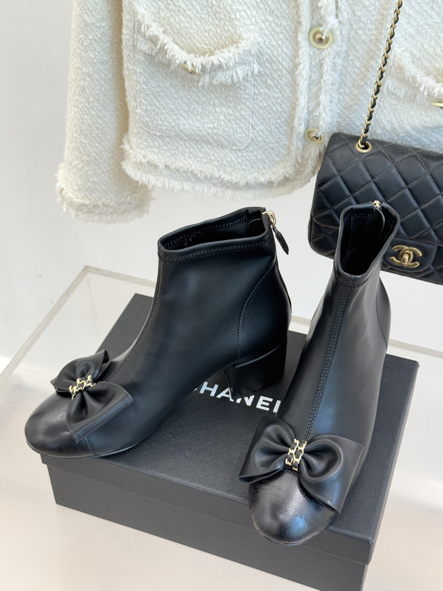 CHANE*｜小香 25K蝴蝶结链条拼色粗跟弹力靴当巴黎的浪漫基因邂逅现代锋芒这款短靴以标志性元素重构优