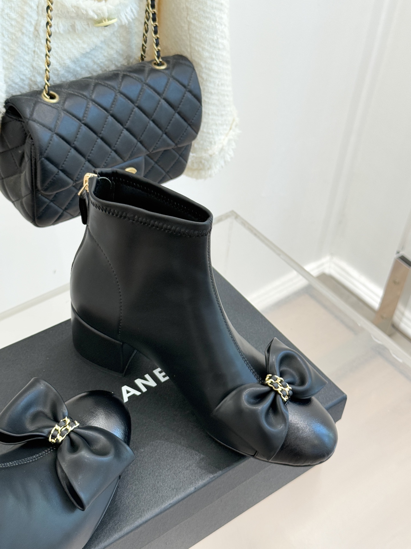 CHANE*｜小香 25K蝴蝶结链条拼色粗跟弹力靴当巴黎的浪漫基因邂逅现代锋芒这款短靴以标志性元素重构优