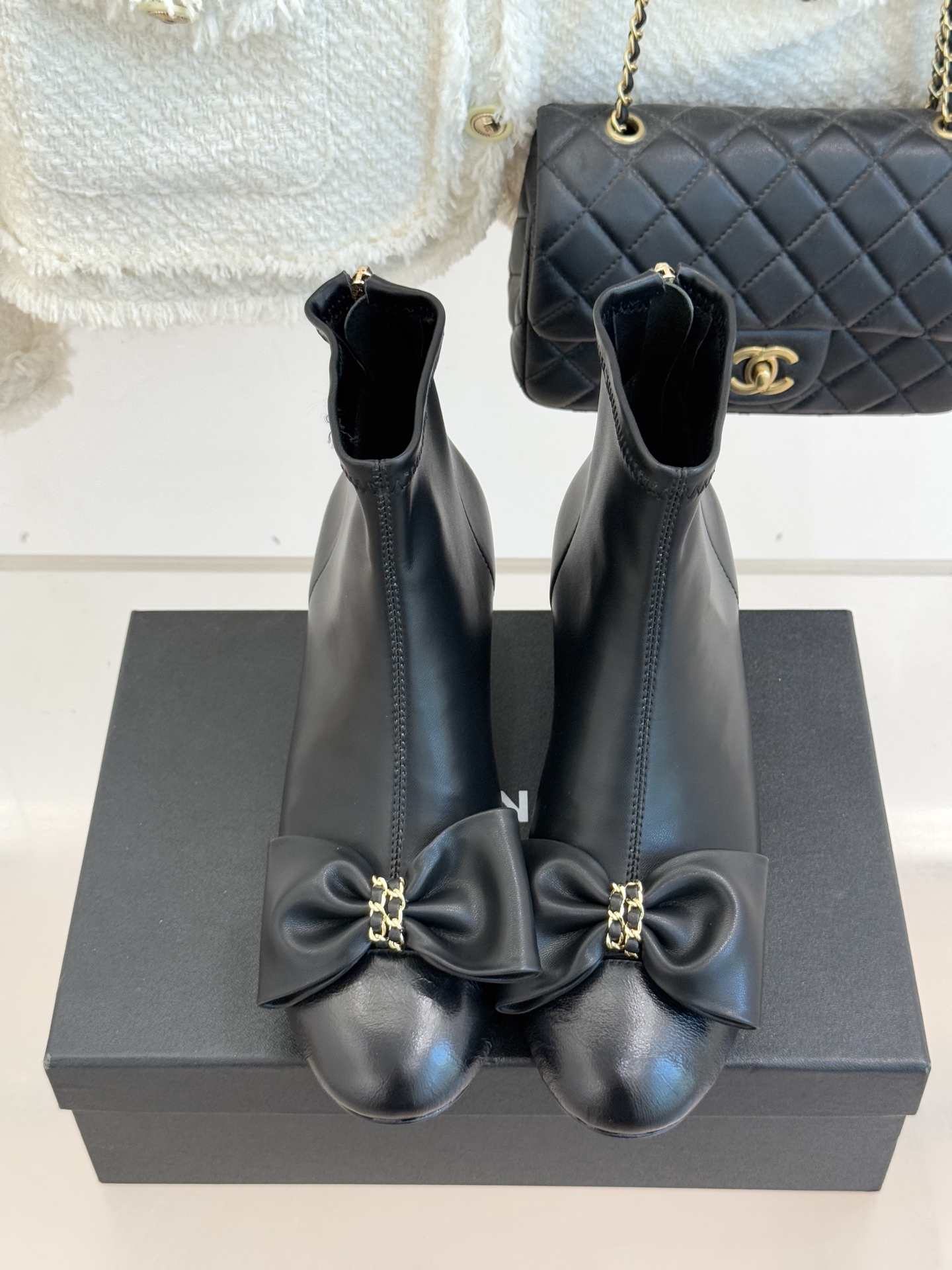 CHANE*｜小香 25K蝴蝶结链条拼色粗跟弹力靴当巴黎的浪漫基因邂逅现代锋芒这款短靴以标志性元素重构优