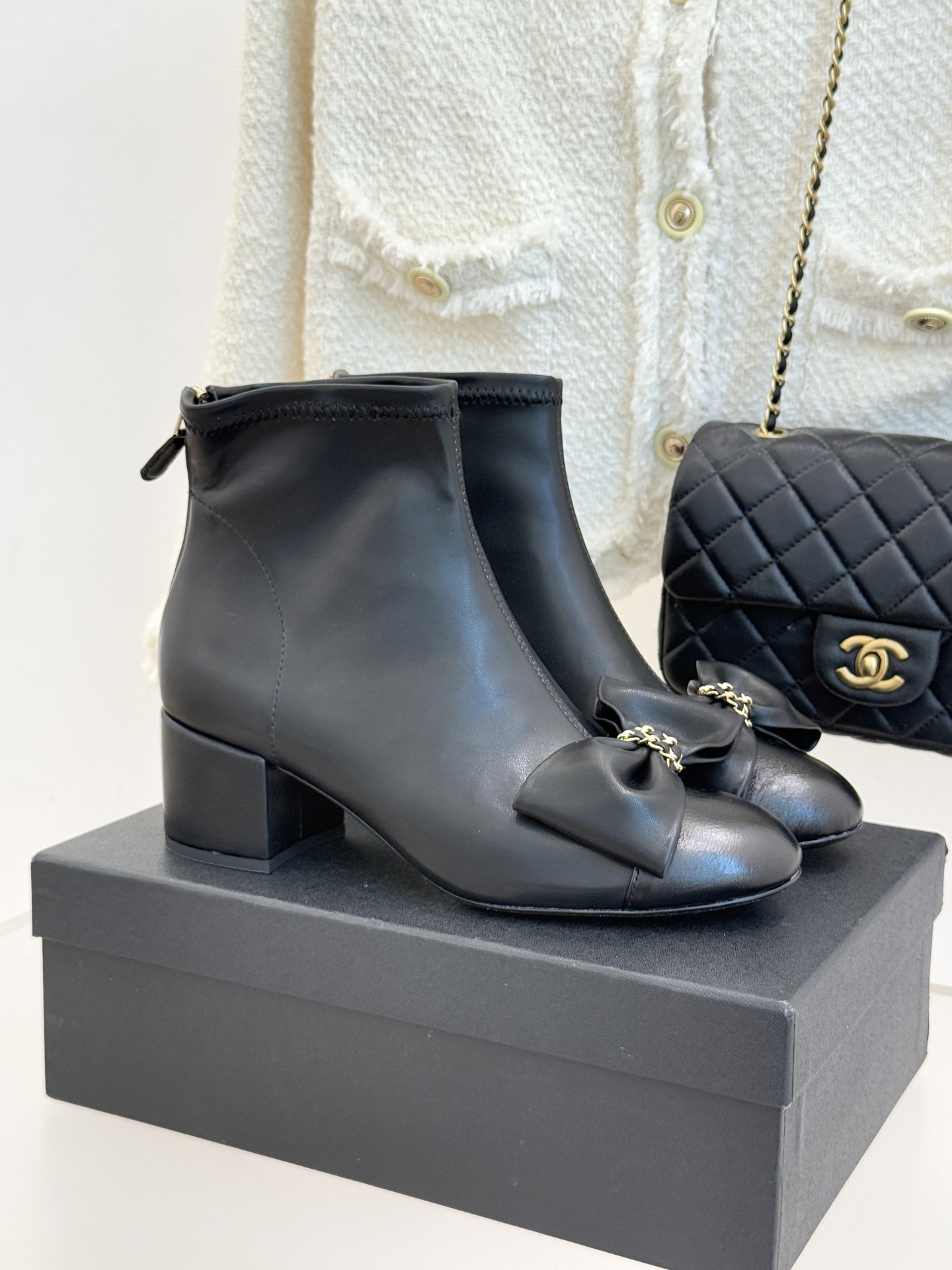 CHANE*｜小香 25K蝴蝶结链条拼色粗跟弹力靴当巴黎的浪漫基因邂逅现代锋芒这款短靴以标志性元素重构优