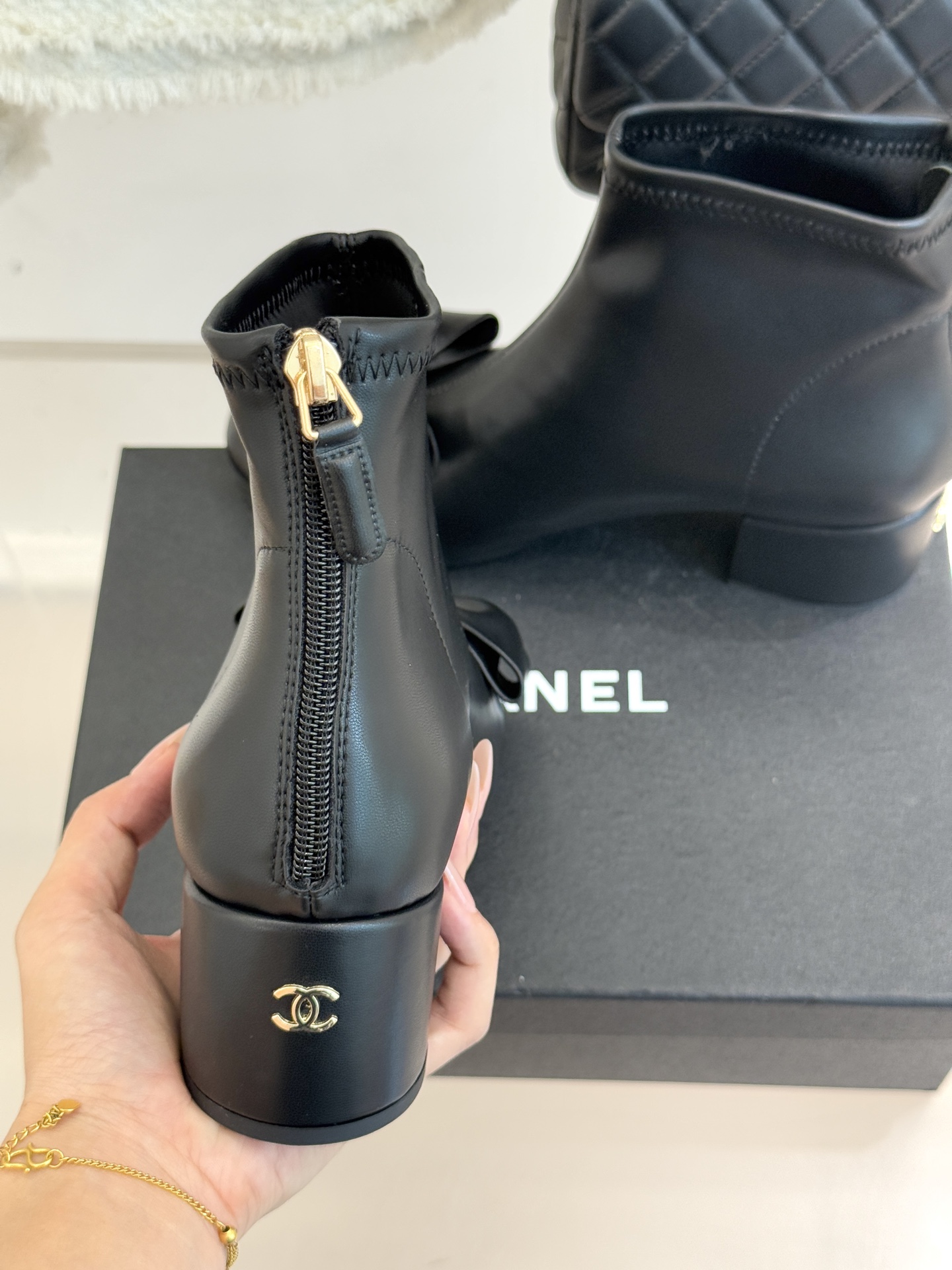 CHANE*｜小香 25K蝴蝶结链条拼色粗跟弹力靴当巴黎的浪漫基因邂逅现代锋芒这款短靴以标志性元素重构优