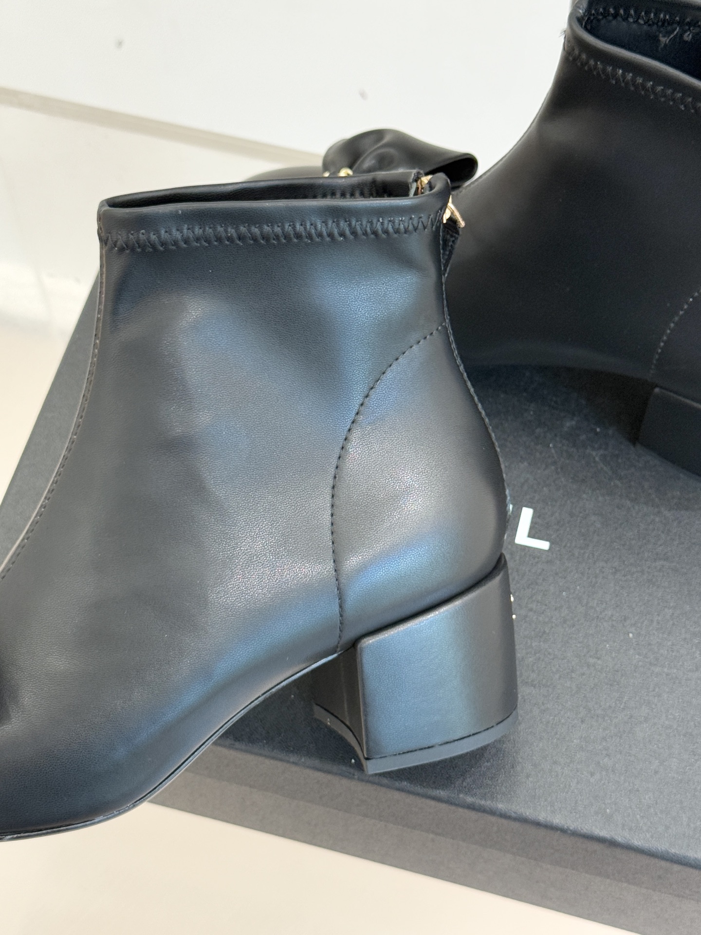 CHANE*｜小香 25K蝴蝶结链条拼色粗跟弹力靴当巴黎的浪漫基因邂逅现代锋芒这款短靴以标志性元素重构优