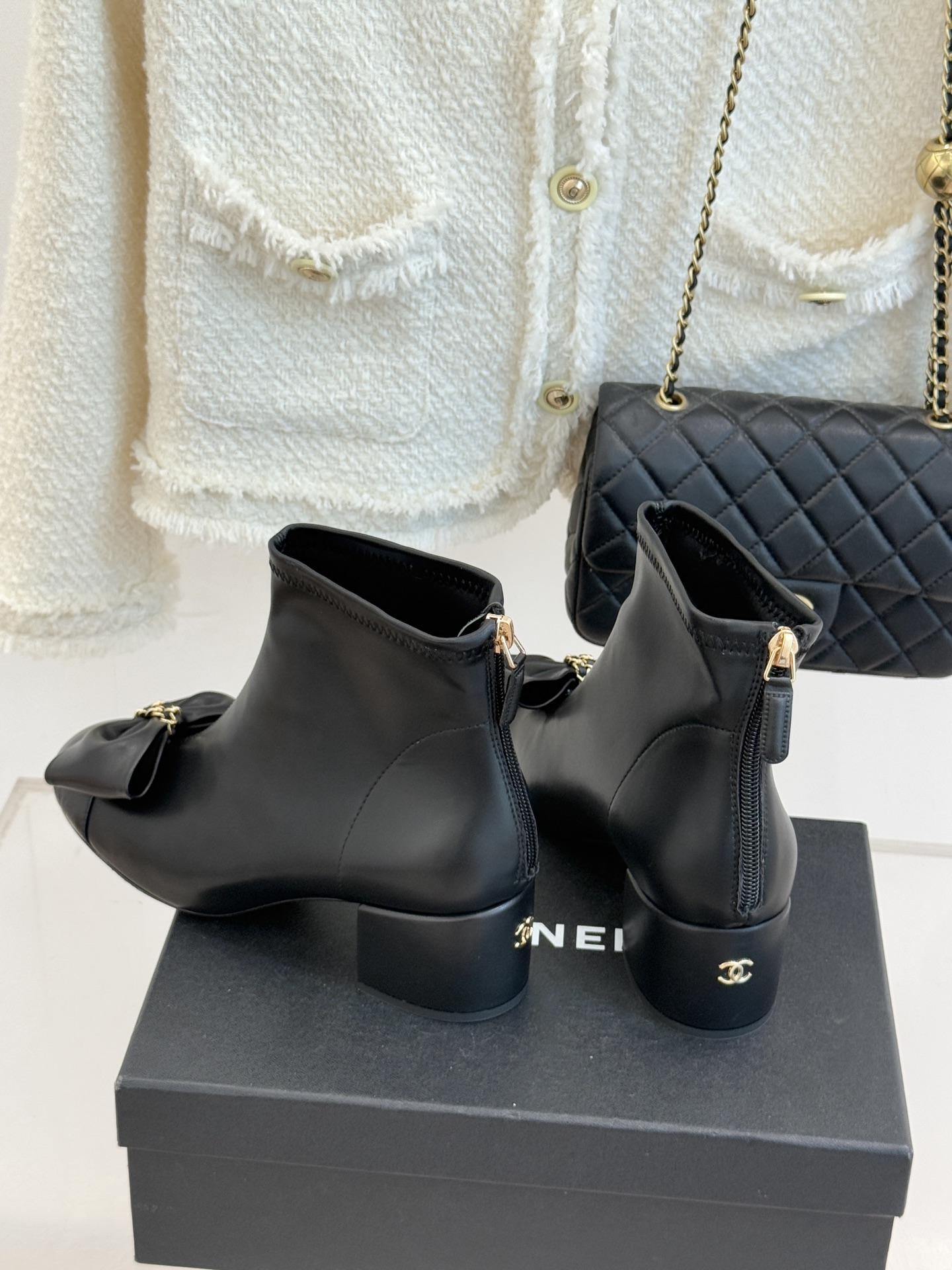 CHANE*｜小香 25K蝴蝶结链条拼色粗跟弹力靴当巴黎的浪漫基因邂逅现代锋芒这款短靴以标志性元素重构优