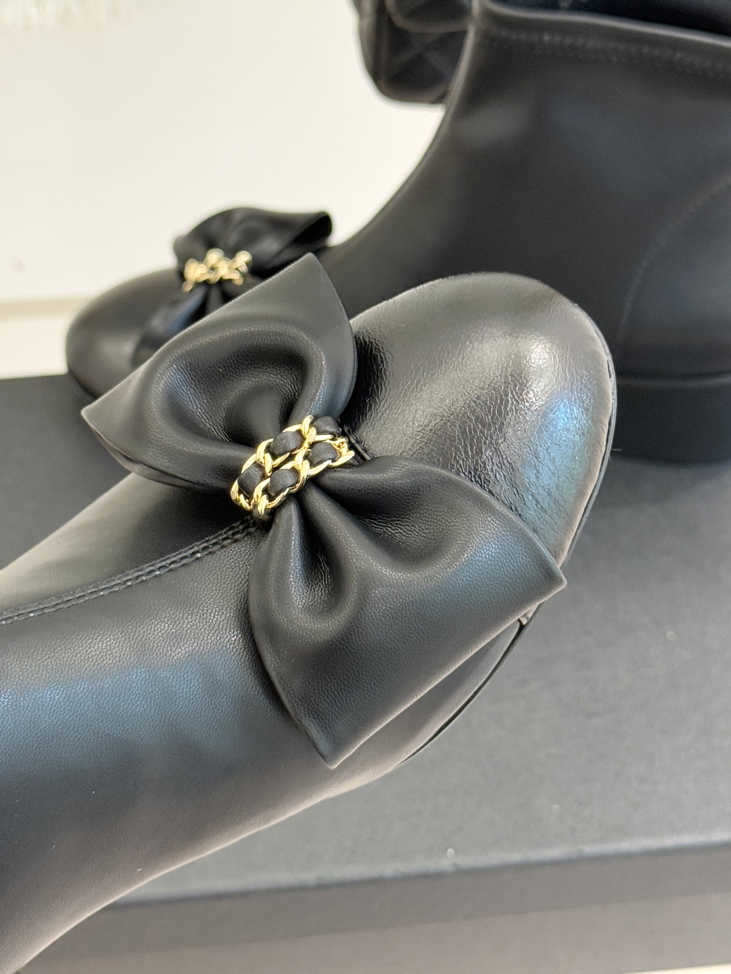 CHANE*｜小香 25K蝴蝶结链条拼色粗跟弹力靴当巴黎的浪漫基因邂逅现代锋芒这款短靴以标志性元素重构优