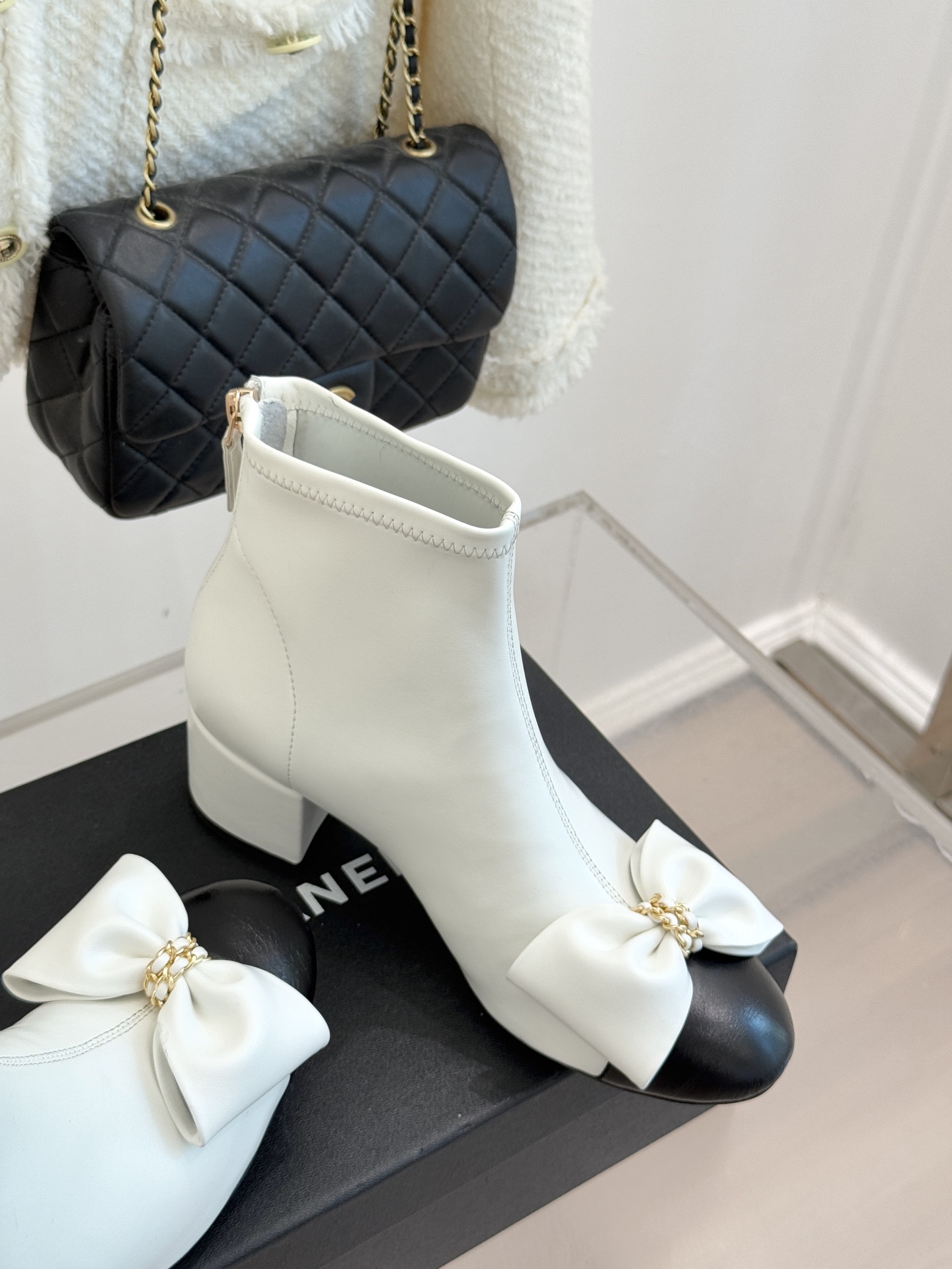 CHANE*｜小香 25K蝴蝶结链条拼色粗跟弹力靴当巴黎的浪漫基因邂逅现代锋芒这款短靴以标志性元素重构优