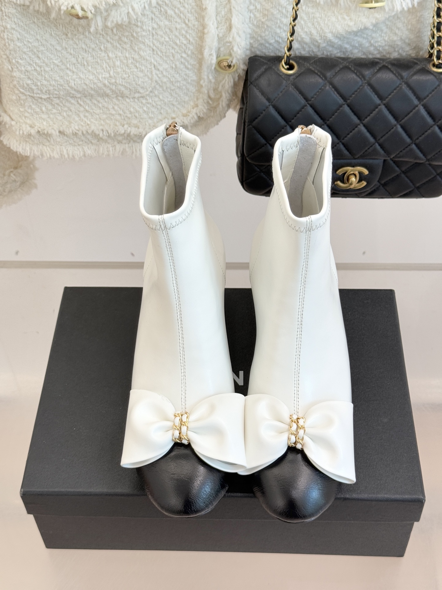 CHANE*｜小香 25K蝴蝶结链条拼色粗跟弹力靴当巴黎的浪漫基因邂逅现代锋芒这款短靴以标志性元素重构优