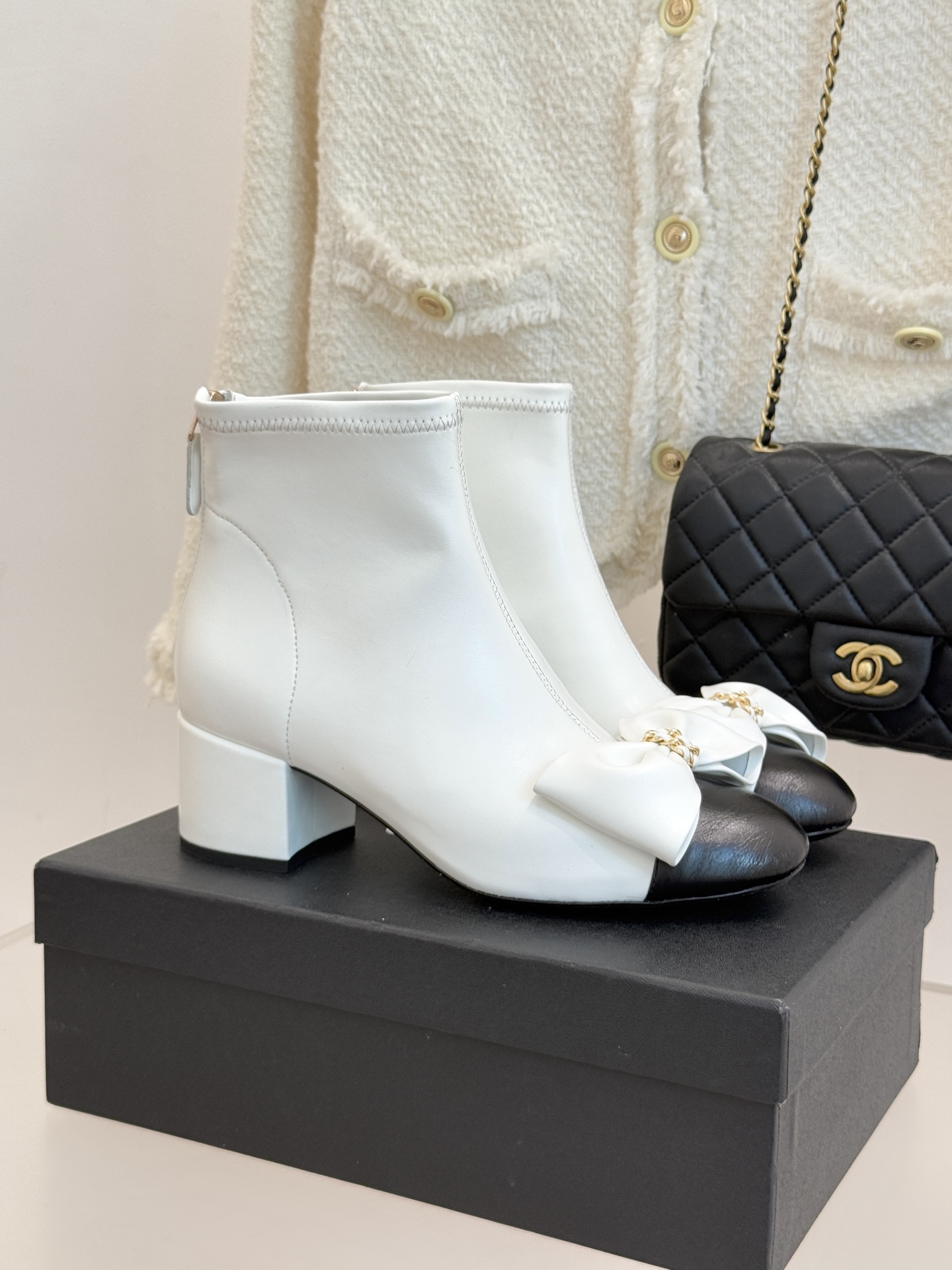 CHANE*｜小香 25K蝴蝶结链条拼色粗跟弹力靴当巴黎的浪漫基因邂逅现代锋芒这款短靴以标志性元素重构优