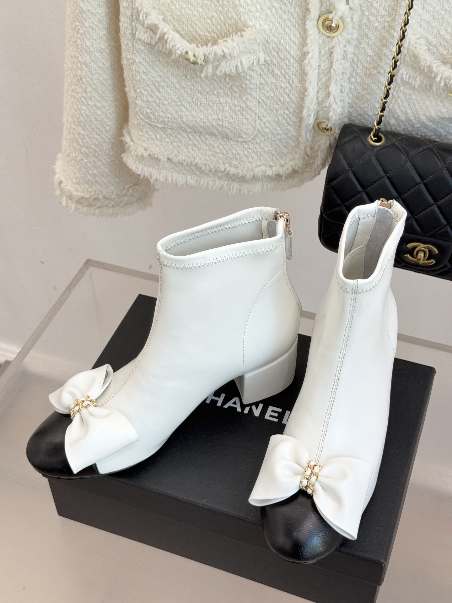 CHANE*｜小香 25K蝴蝶结链条拼色粗跟弹力靴当巴黎的浪漫基因邂逅现代锋芒这款短靴以标志性元素重构优