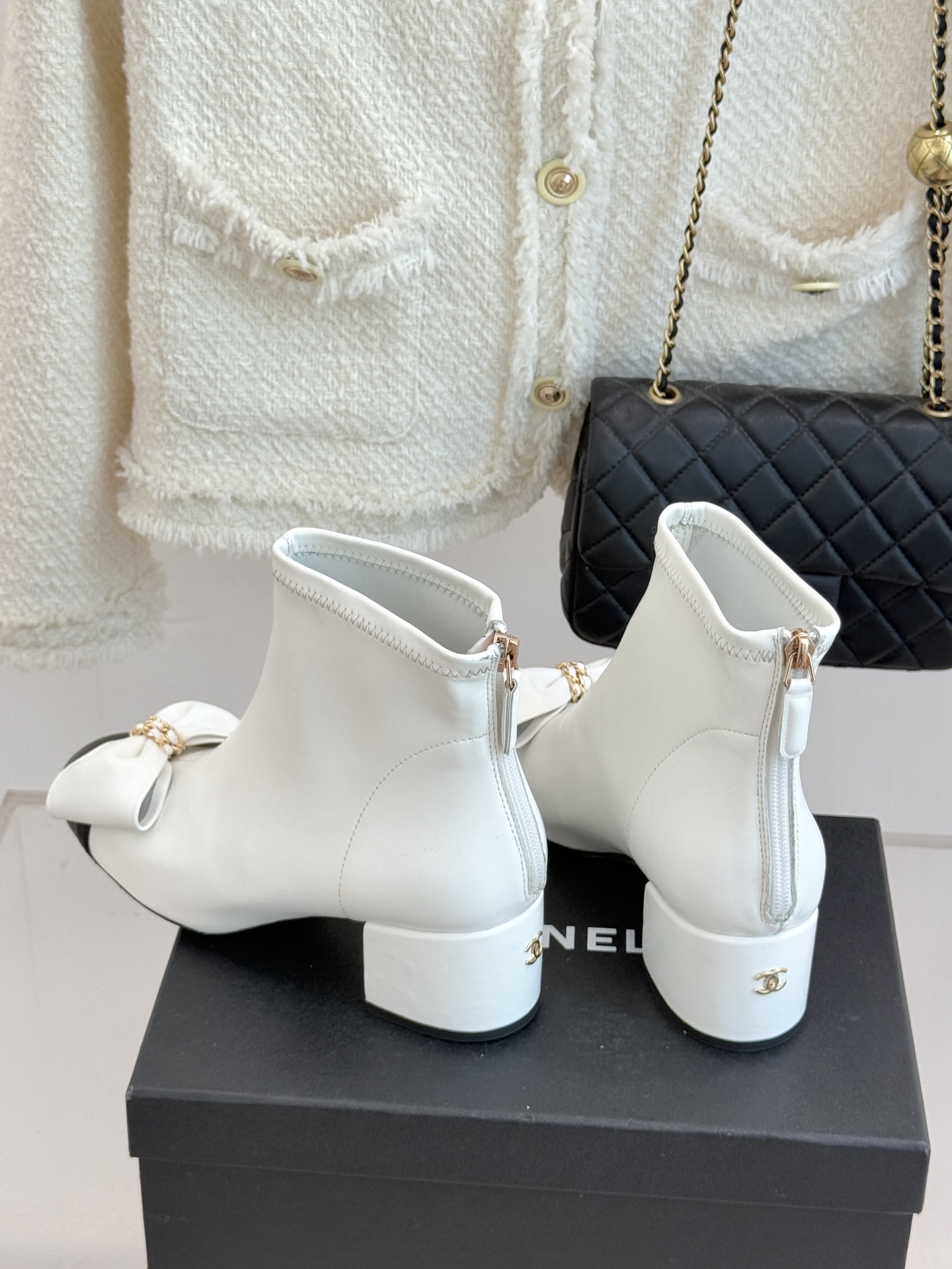 CHANE*｜小香 25K蝴蝶结链条拼色粗跟弹力靴当巴黎的浪漫基因邂逅现代锋芒这款短靴以标志性元素重构优