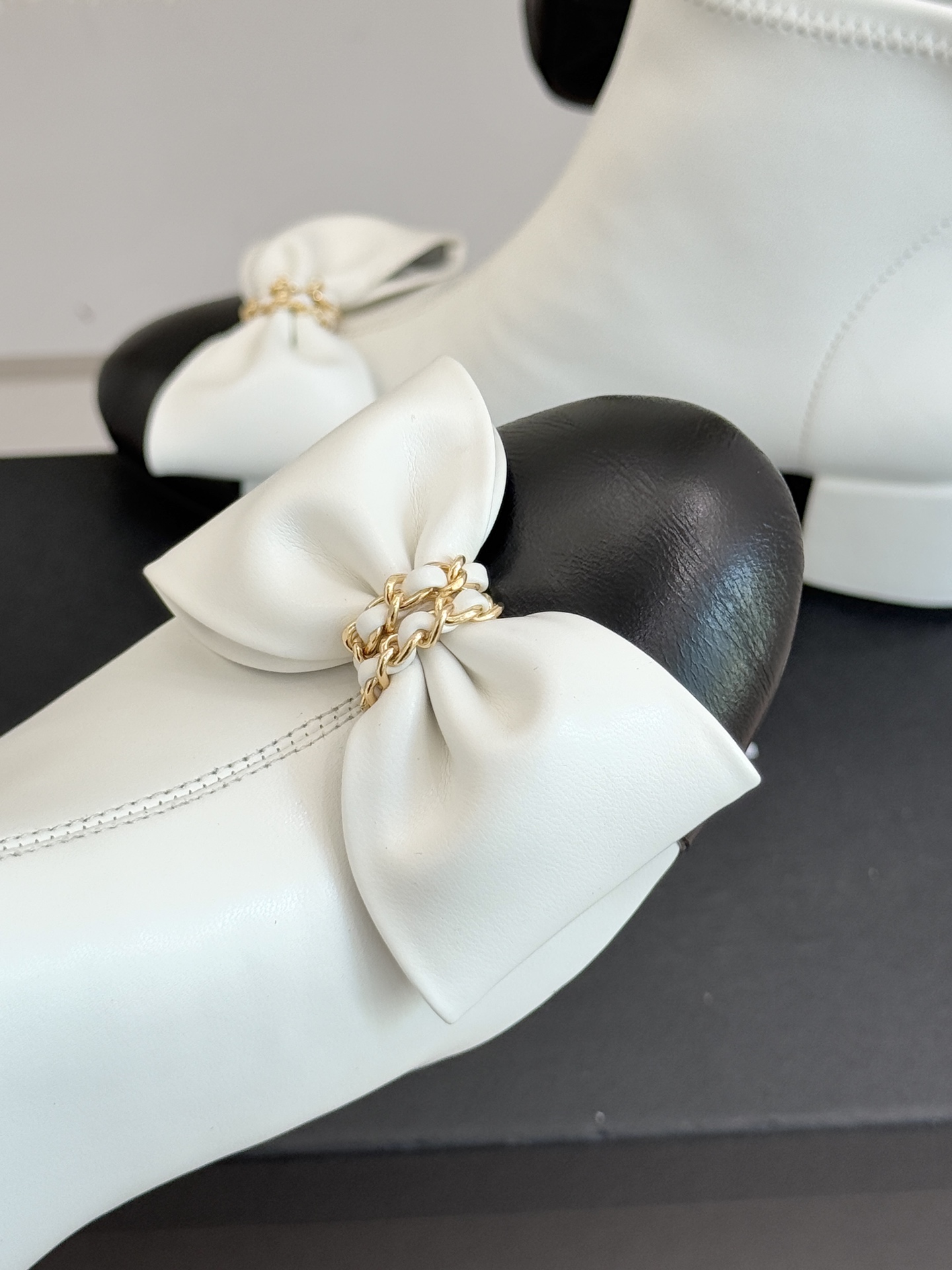 CHANE*｜小香 25K蝴蝶结链条拼色粗跟弹力靴当巴黎的浪漫基因邂逅现代锋芒这款短靴以标志性元素重构优