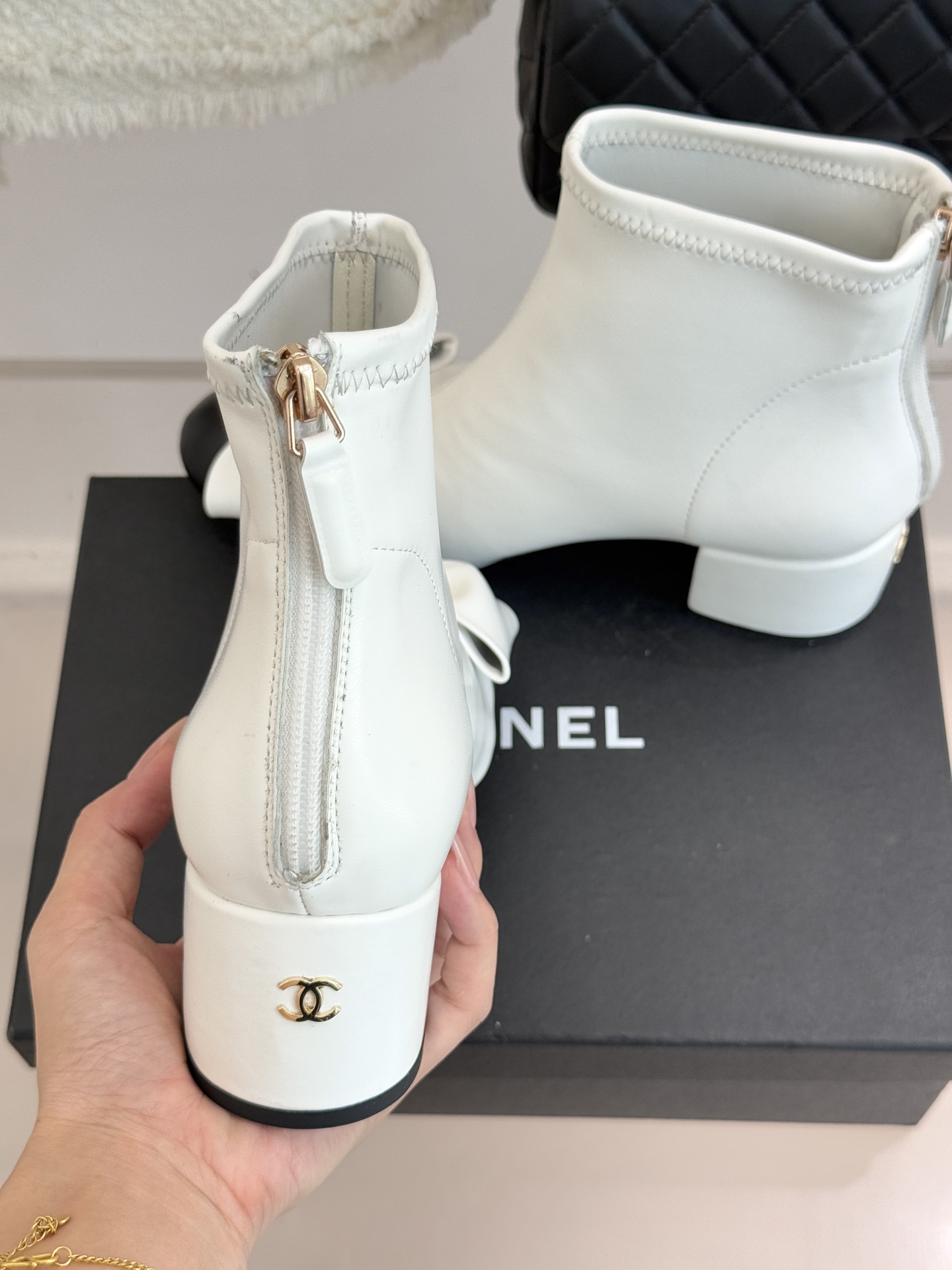 CHANE*｜小香 25K蝴蝶结链条拼色粗跟弹力靴当巴黎的浪漫基因邂逅现代锋芒这款短靴以标志性元素重构优