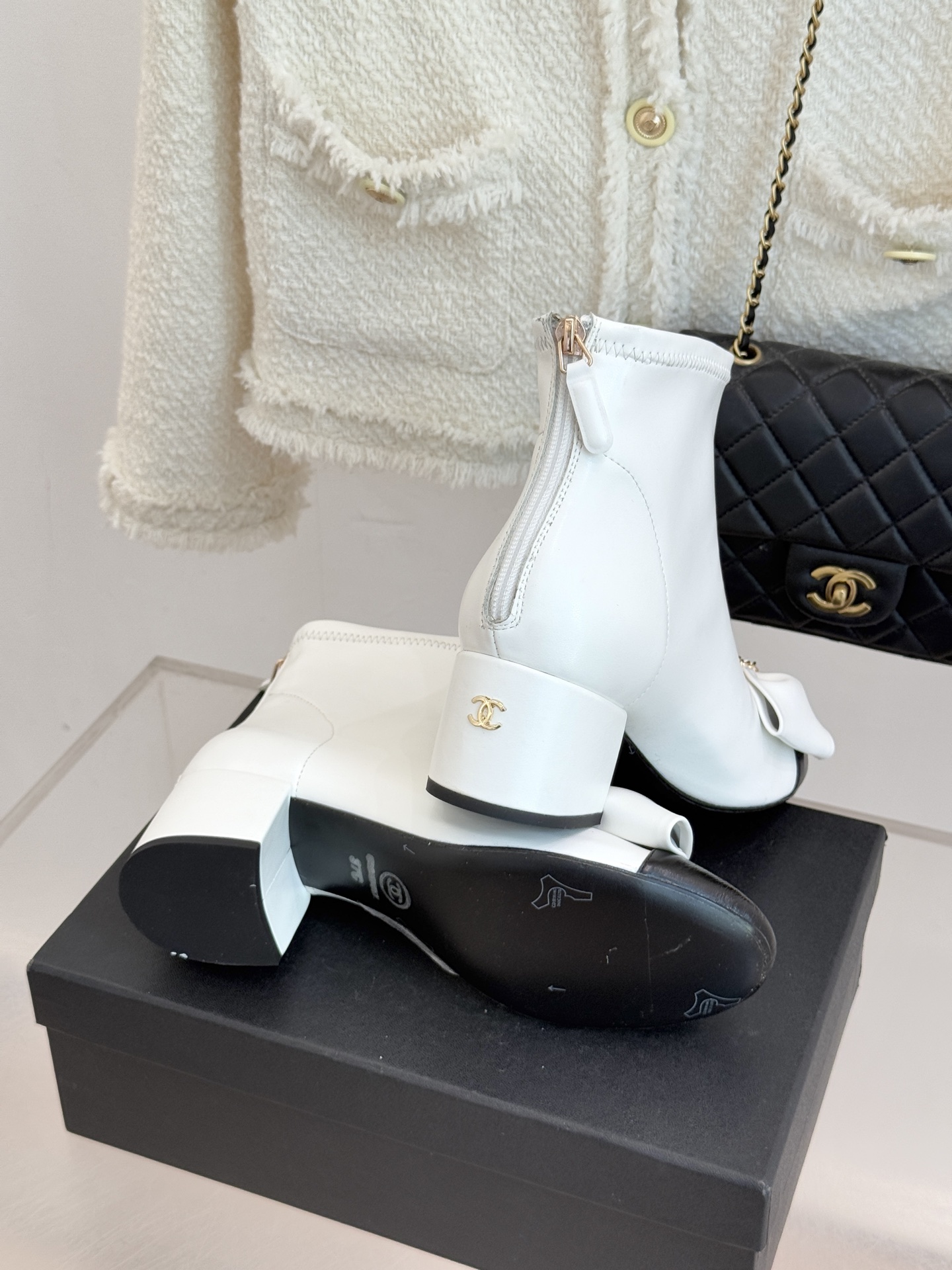 CHANE*｜小香 25K蝴蝶结链条拼色粗跟弹力靴当巴黎的浪漫基因邂逅现代锋芒这款短靴以标志性元素重构优