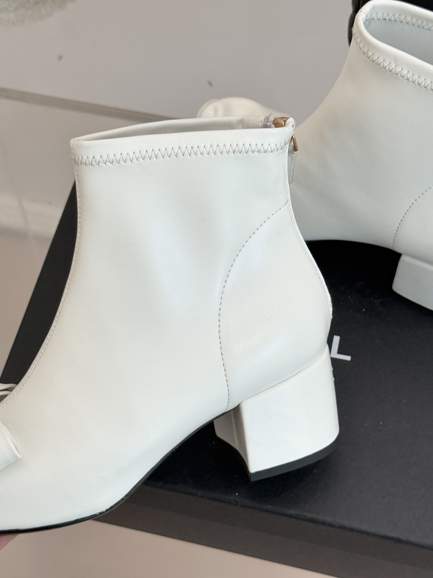 CHANE*｜小香 25K蝴蝶结链条拼色粗跟弹力靴当巴黎的浪漫基因邂逅现代锋芒这款短靴以标志性元素重构优