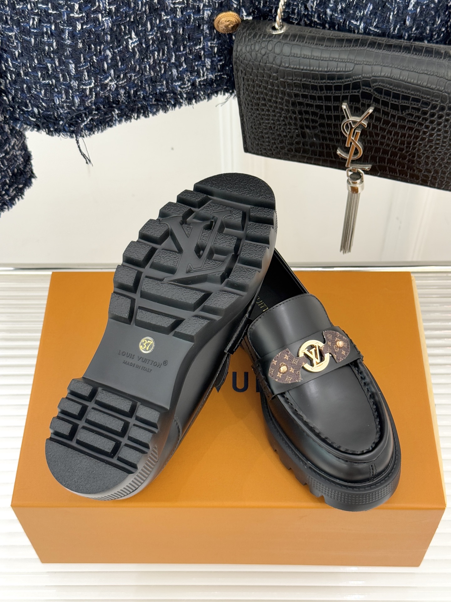 L*V驴牌25WF春夏新品老花厚底乐福鞋当老花图腾邂逅工装锋芒这款乐福鞋以跨界巧思重构经典。老花织带勾勒