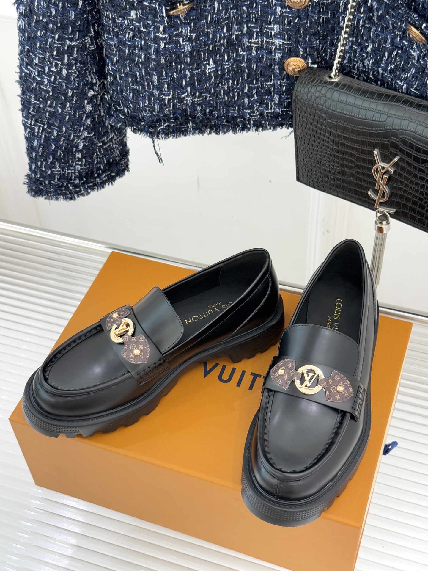 L*V驴牌25WF春夏新品老花厚底乐福鞋当老花图腾邂逅工装锋芒这款乐福鞋以跨界巧思重构经典。老花织带勾勒